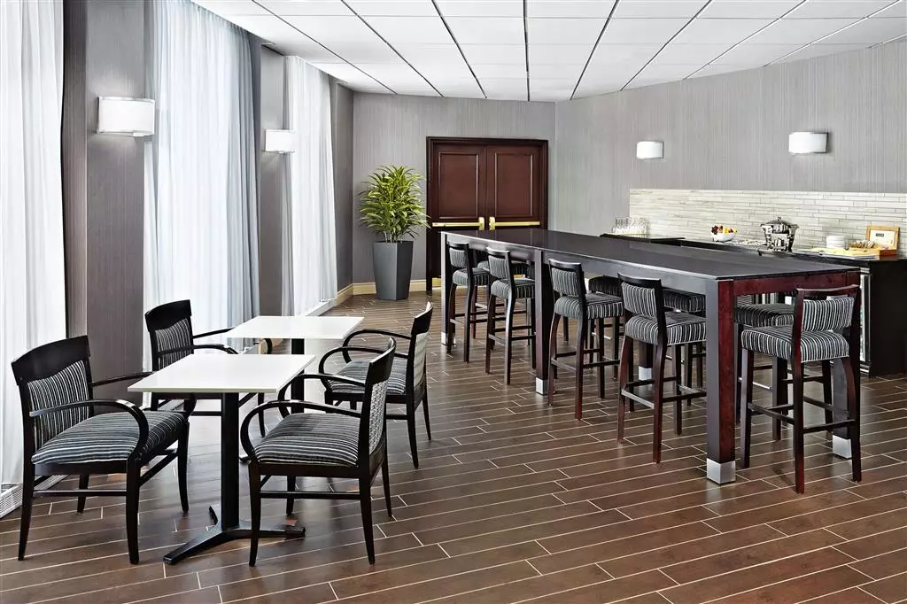 هتل Sheraton Montreal Airport Hotel مونترال