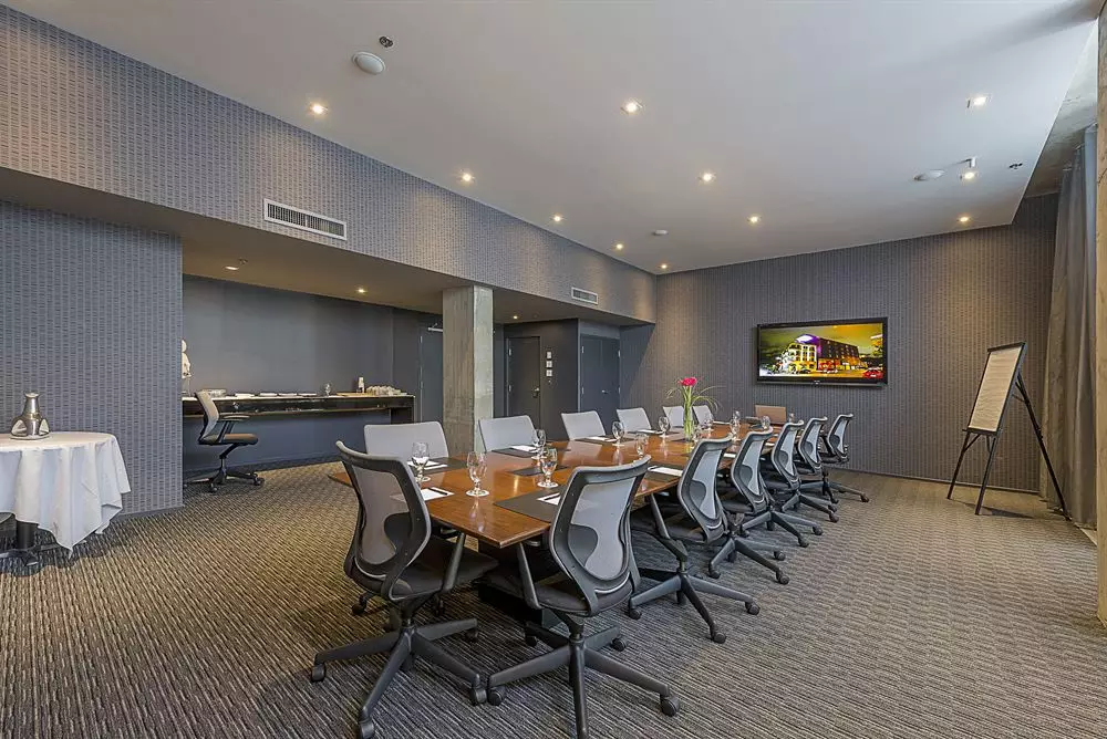 هتل Hotel 10 مونترال