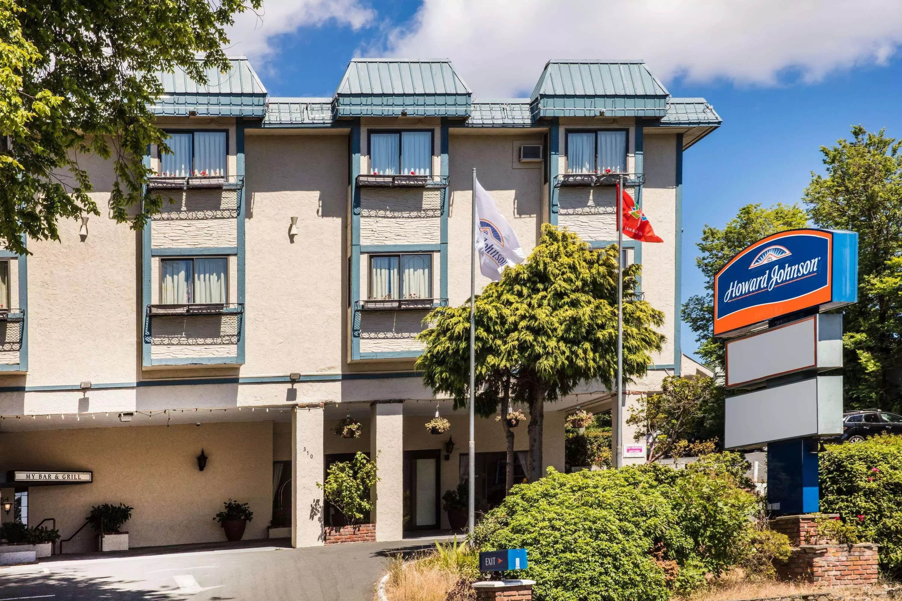 هتل Howard Johnson by Wyndham Victoria ویکتوریا