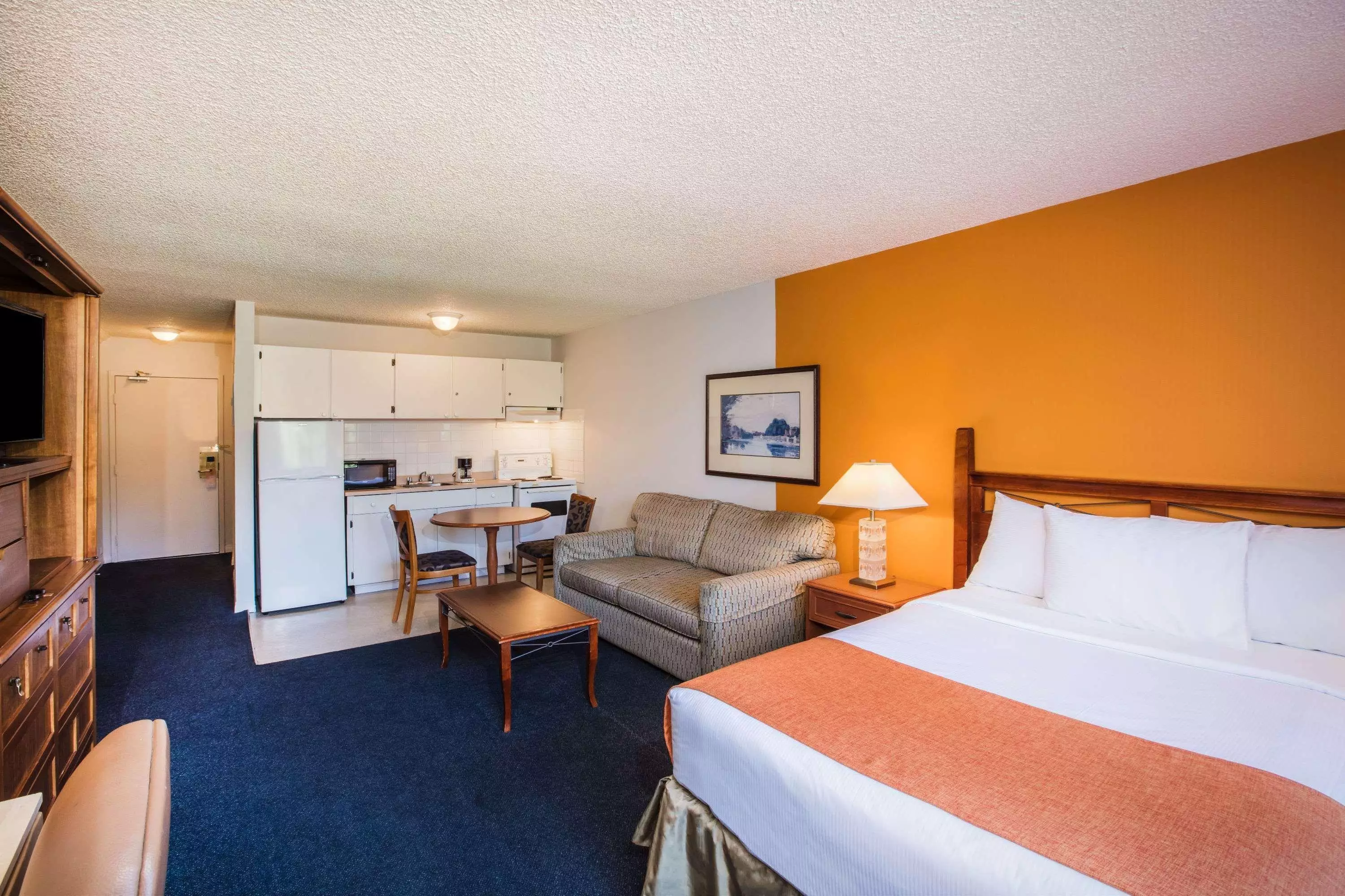 هتل Howard Johnson by Wyndham Victoria ویکتوریا