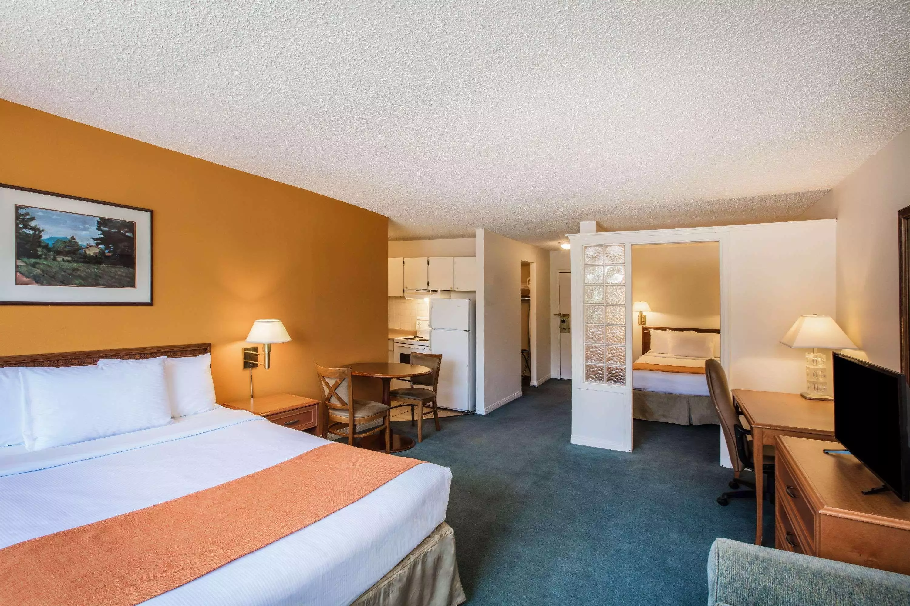هتل Howard Johnson by Wyndham Victoria ویکتوریا