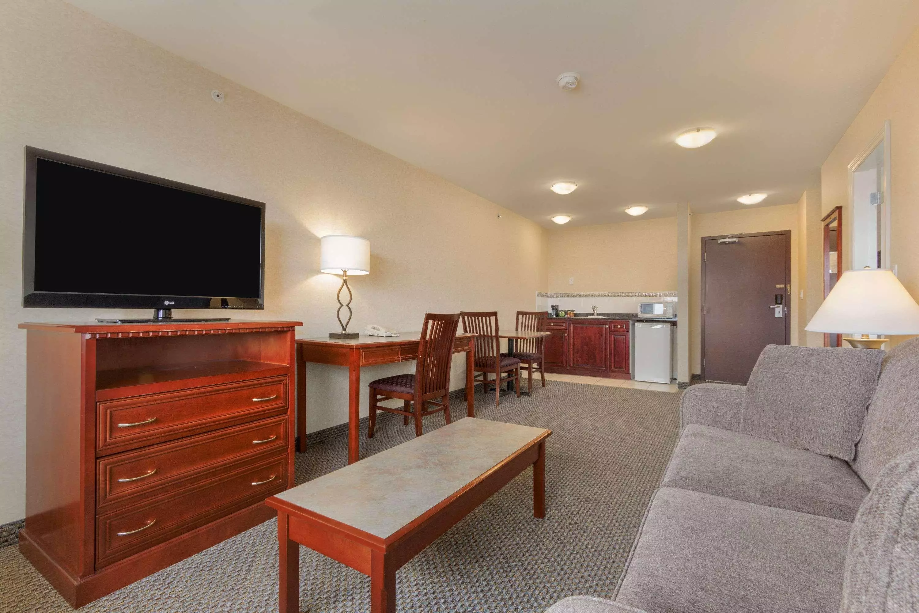هتل Days Inn & Suites by Wyndham Langley Langley