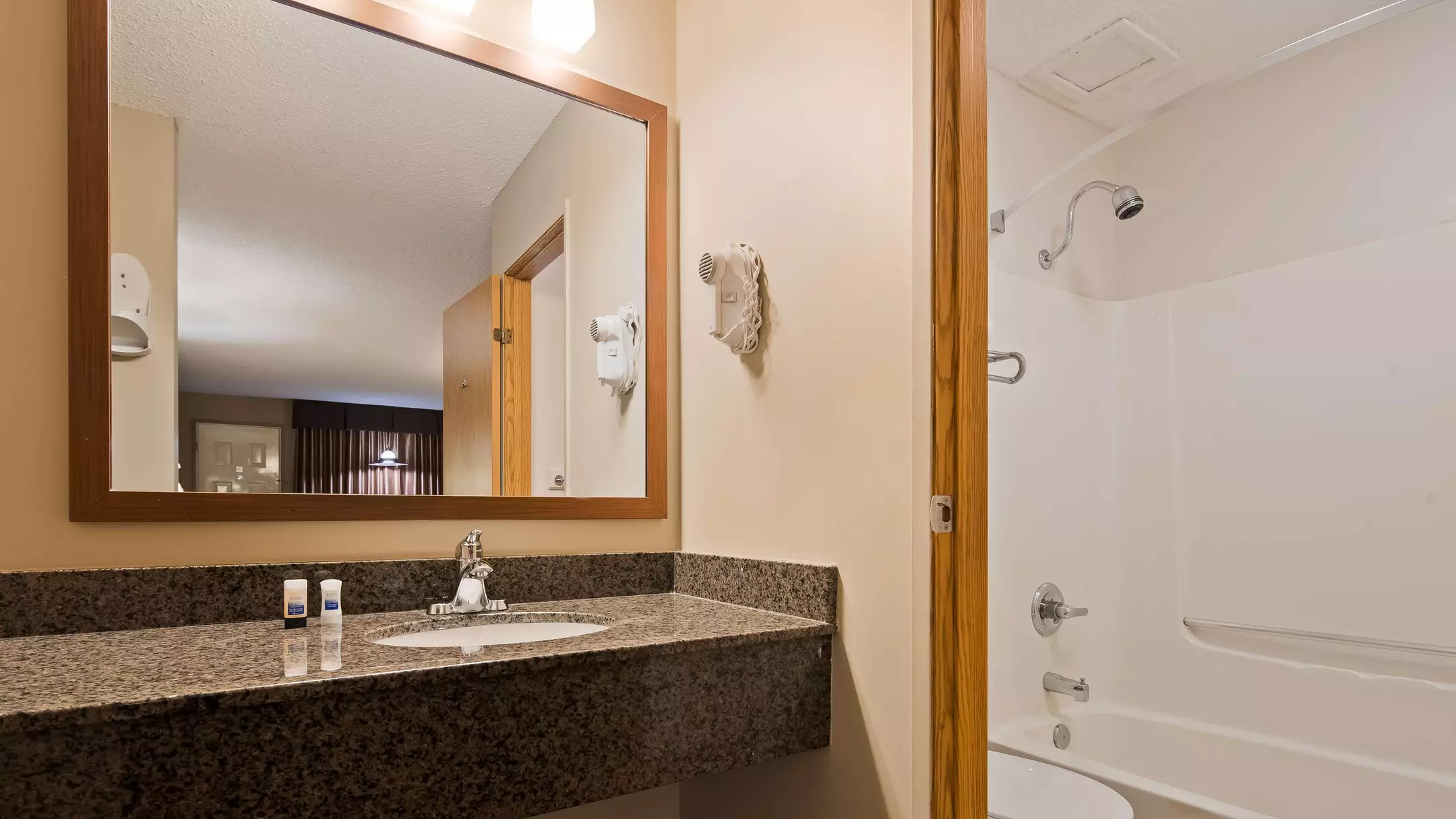 هتل SureStay Plus Hotel By Best Western Salmon Arm Salomon Arm