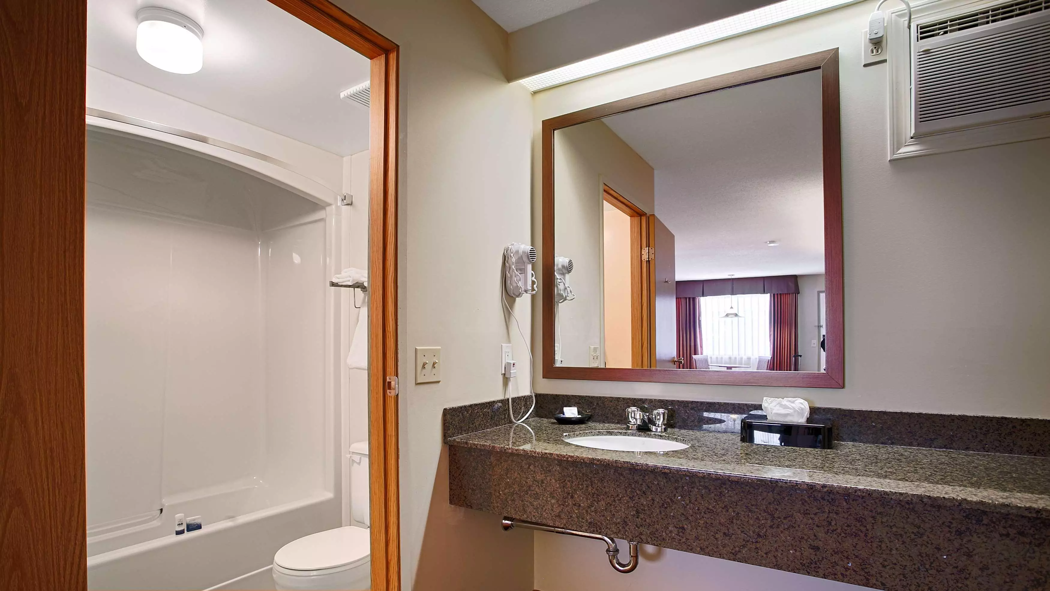 هتل SureStay Plus Hotel By Best Western Salmon Arm Salomon Arm