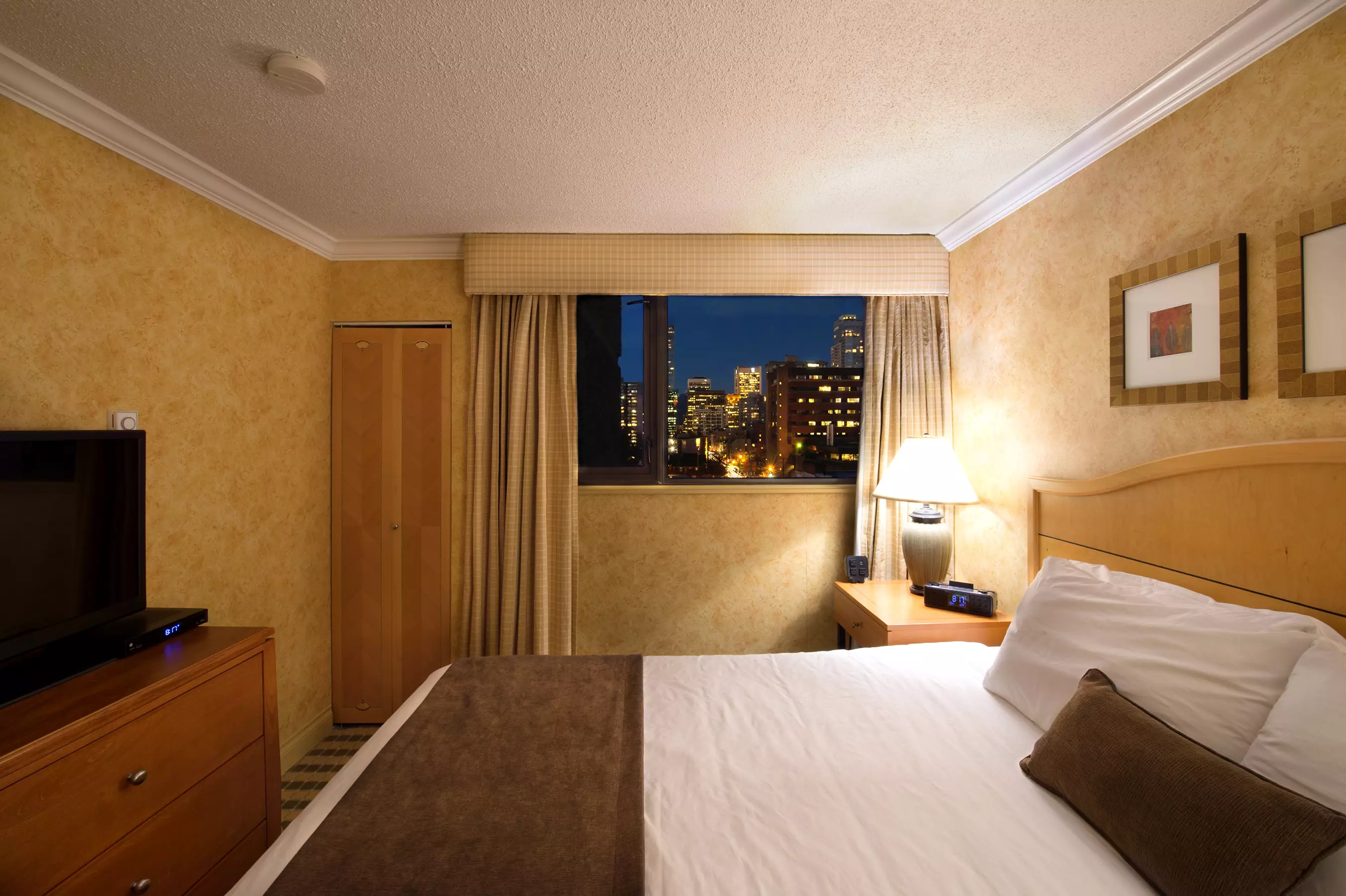 Alibaba https://cdn.alibaba.ir/ostorage/hotel-accommodation-images/6a0fb564c86edf55f72410d9_Vancouver-Sunset-Inn--Suites-1.webp