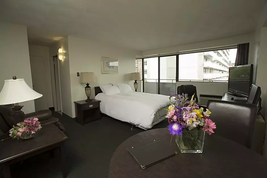 هتل The Business Inn اوتاوا