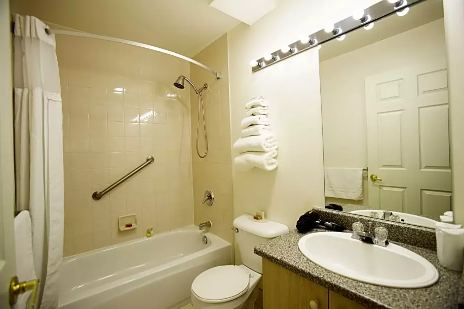 هتل The Business Inn اوتاوا