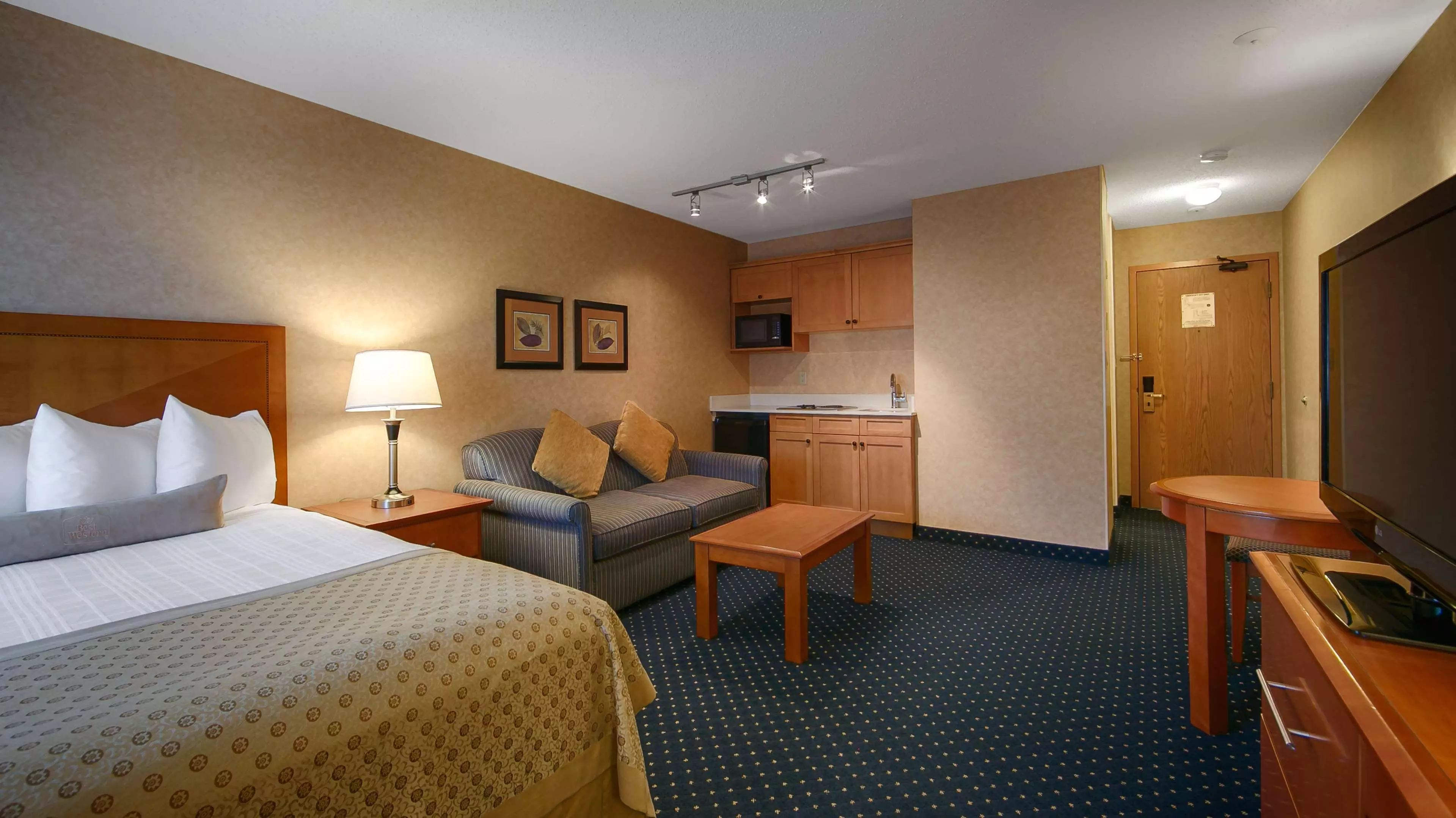 Alibaba https://cdn.alibaba.ir/ostorage/hotel-accommodation-images/6a0fdfa4c86edf55f7242ea9_Langley-Best-Western-Plus-Langley-Inn-1.webp