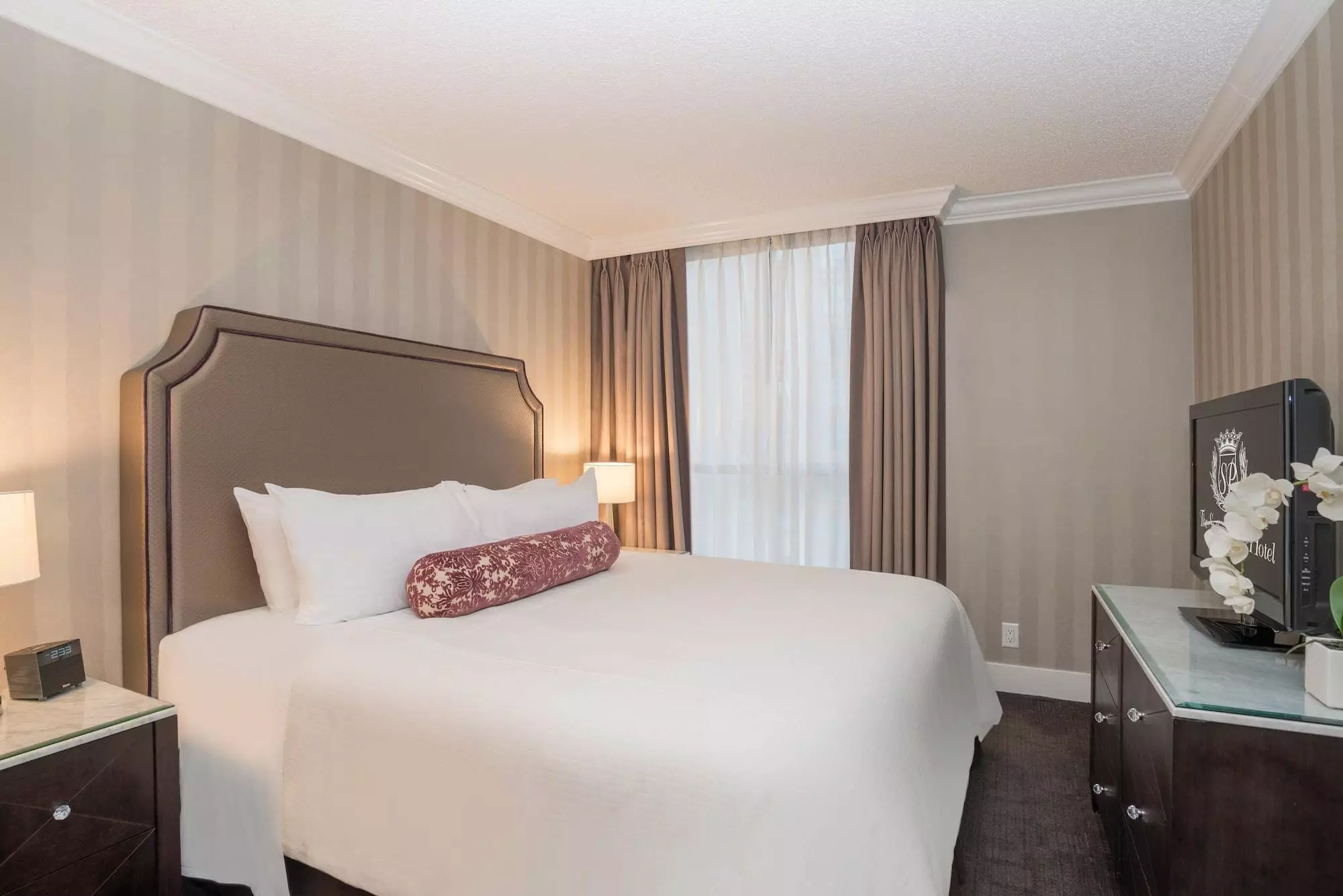 هتل La Grande Residence ونکوور