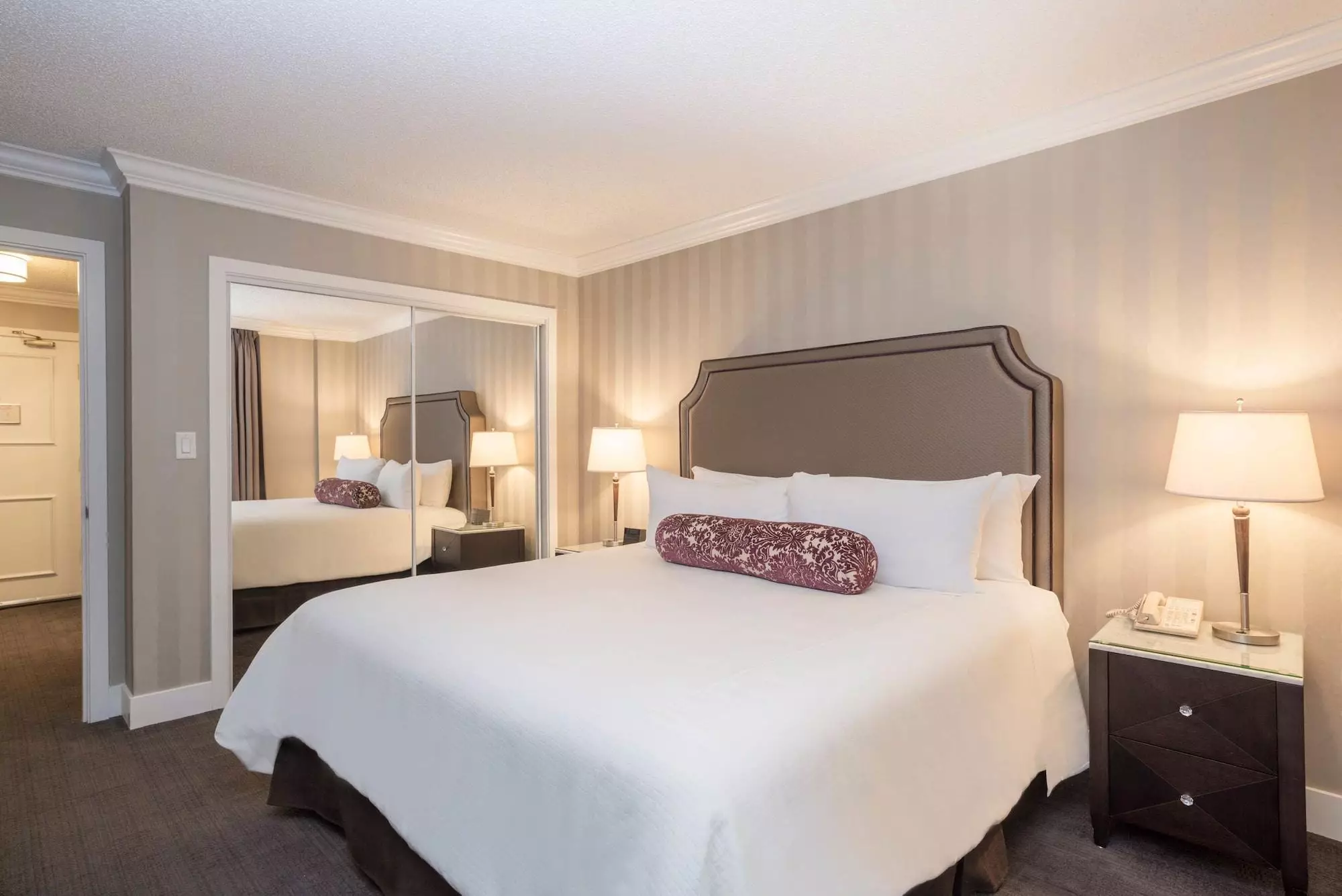 هتل La Grande Residence ونکوور