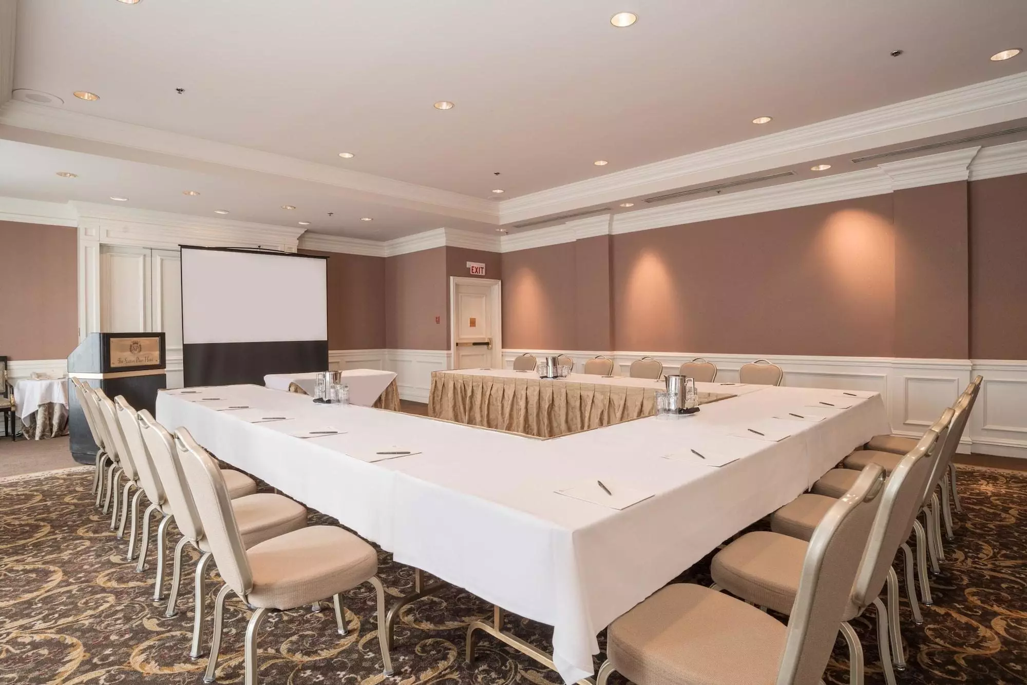 هتل La Grande Residence ونکوور