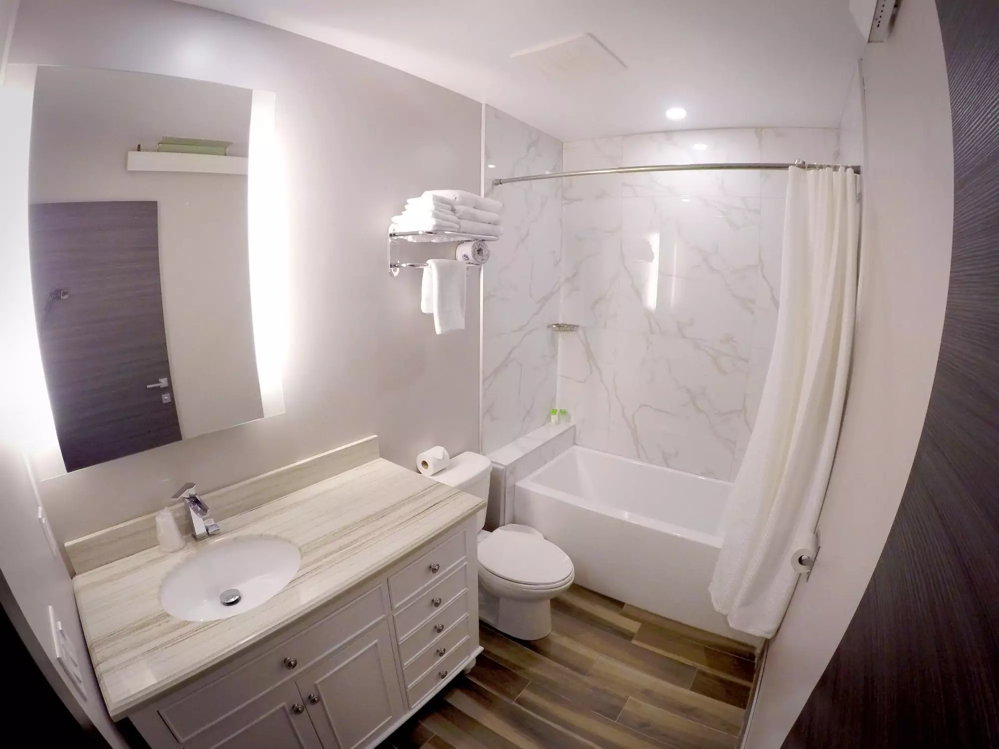 هتل M Montreal Hostel مونترال