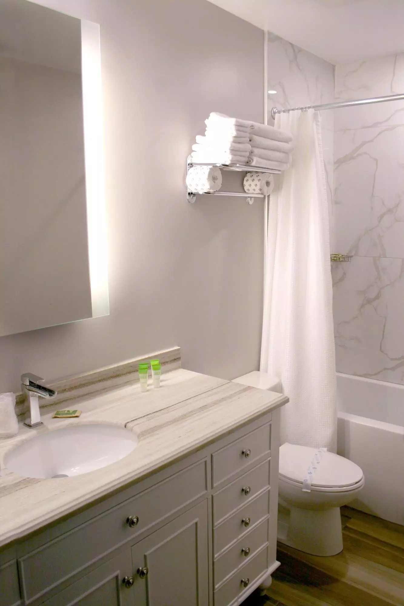 هتل M Montreal Hostel مونترال
