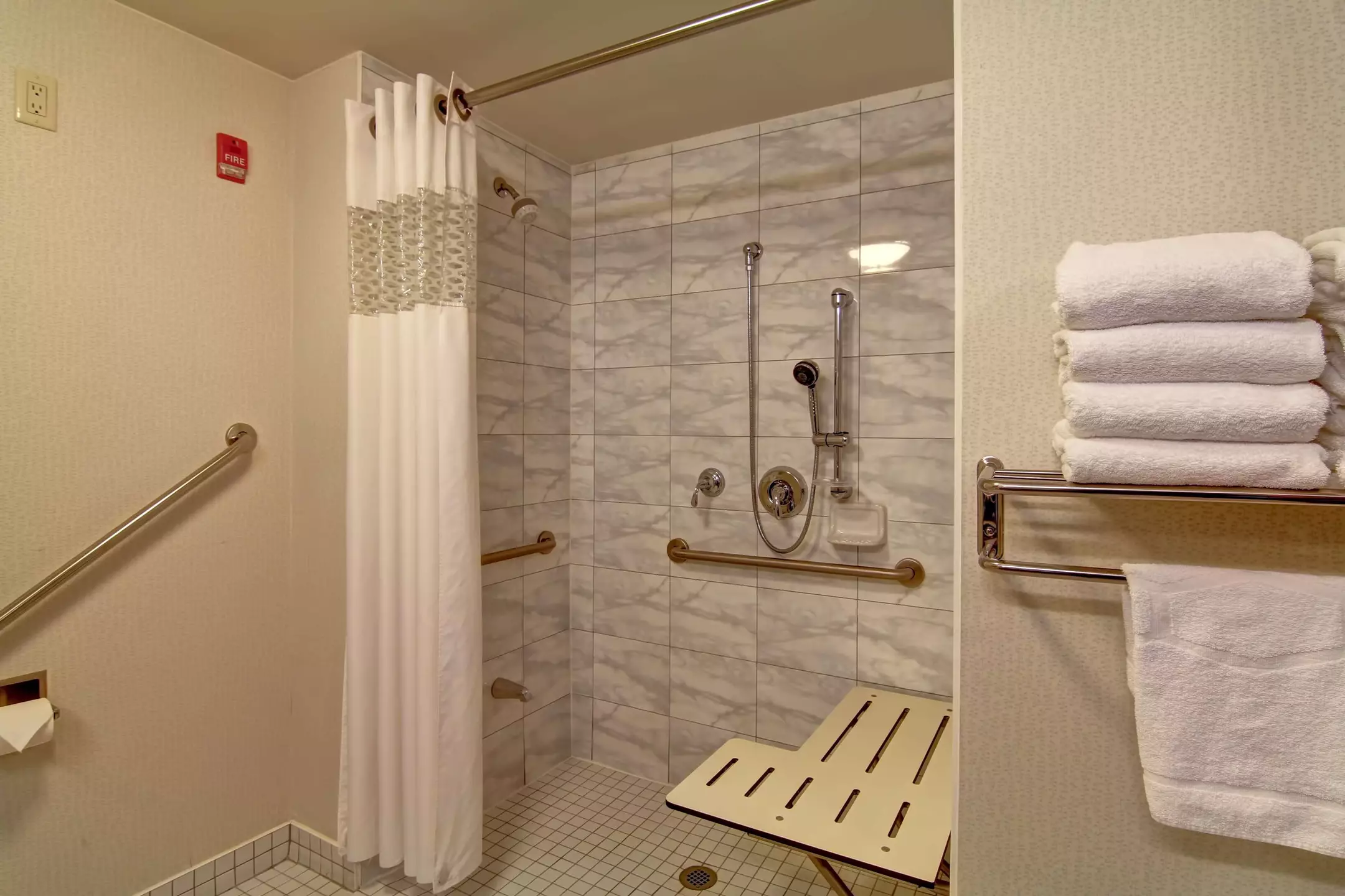 هتل Hampton Inn by Hilton Toronto Airport Corporate Centre تورنتو