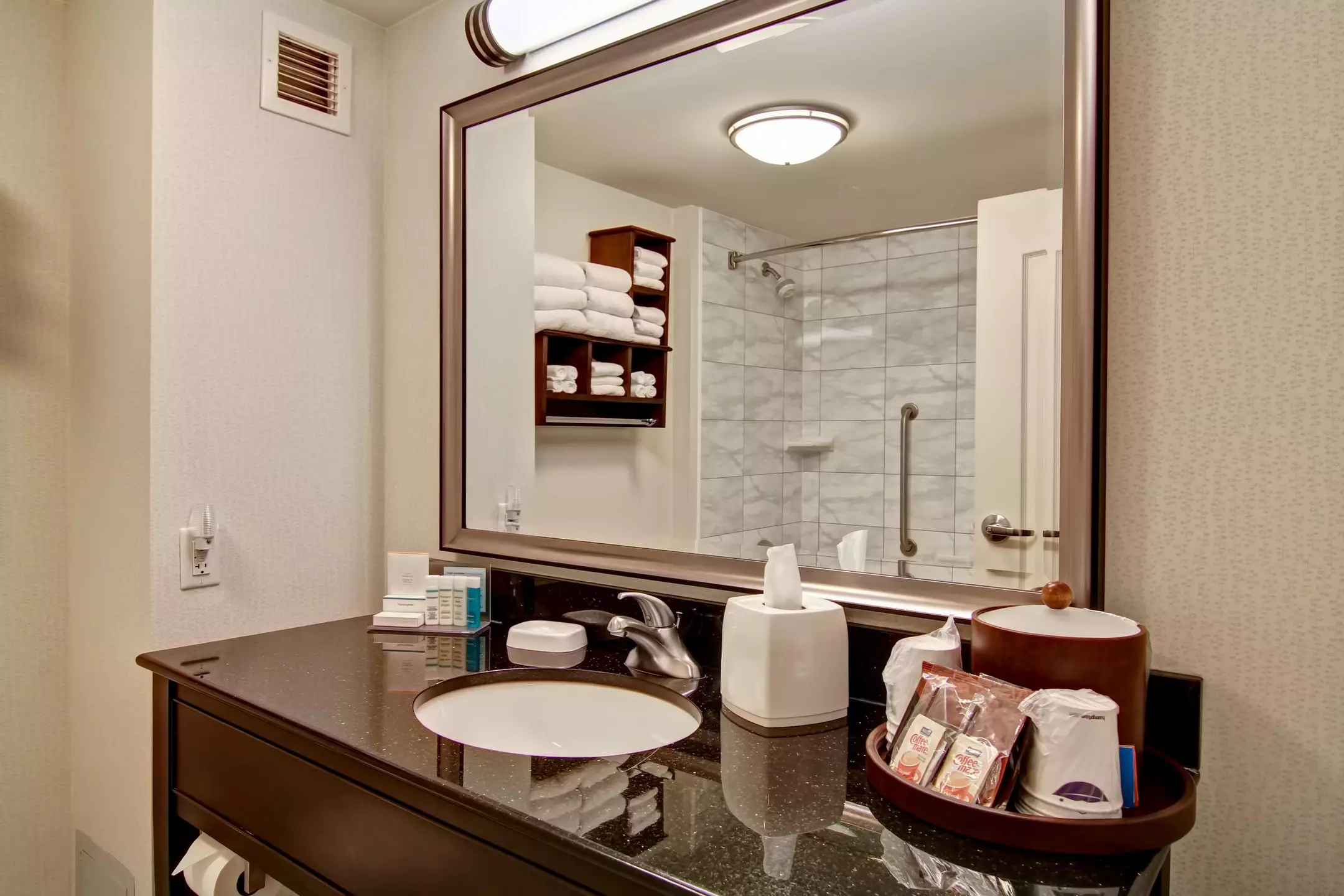 هتل Hampton Inn by Hilton Toronto Airport Corporate Centre تورنتو