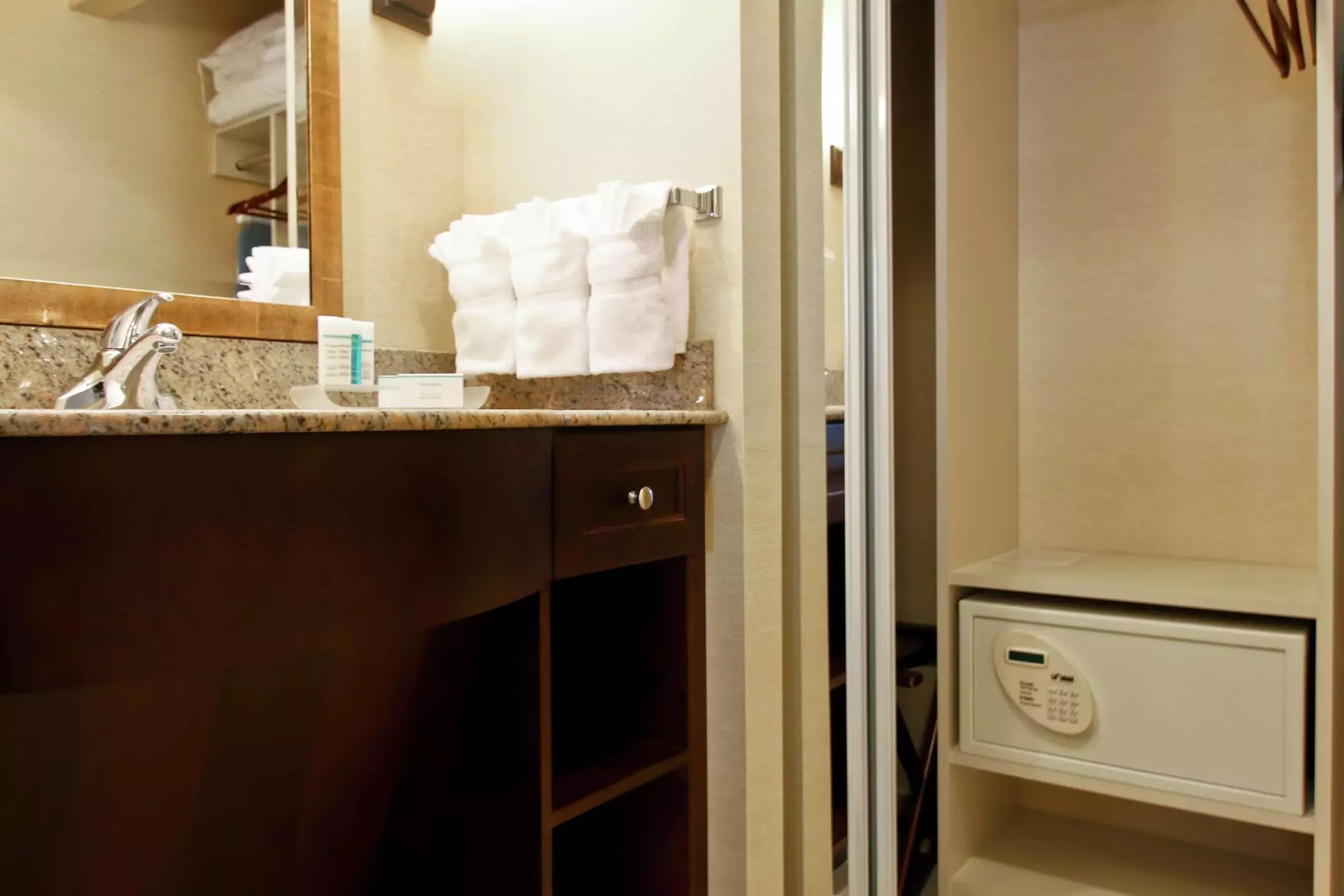 هتل Homewood Suites by Hilton Toronto Airport Corporate Centre تورنتو