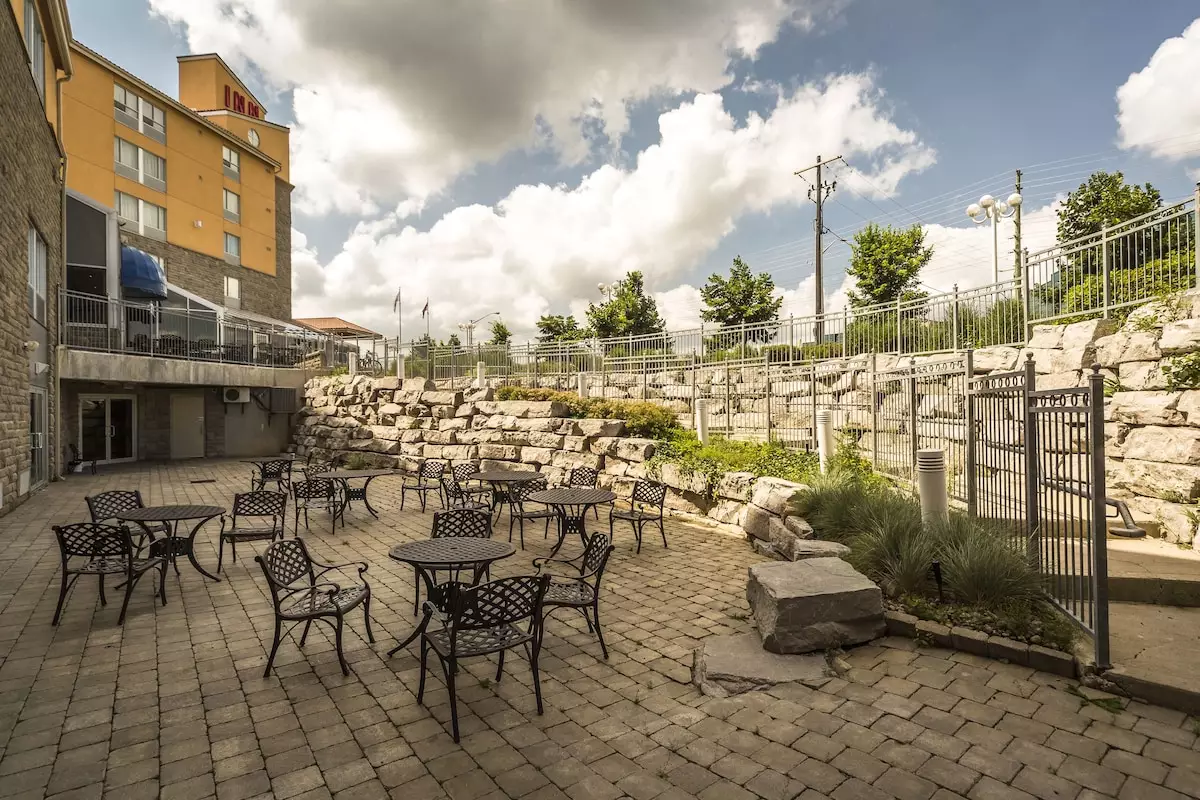 هتل Monte Carlo Inn & Suites Downtown Markham Markham