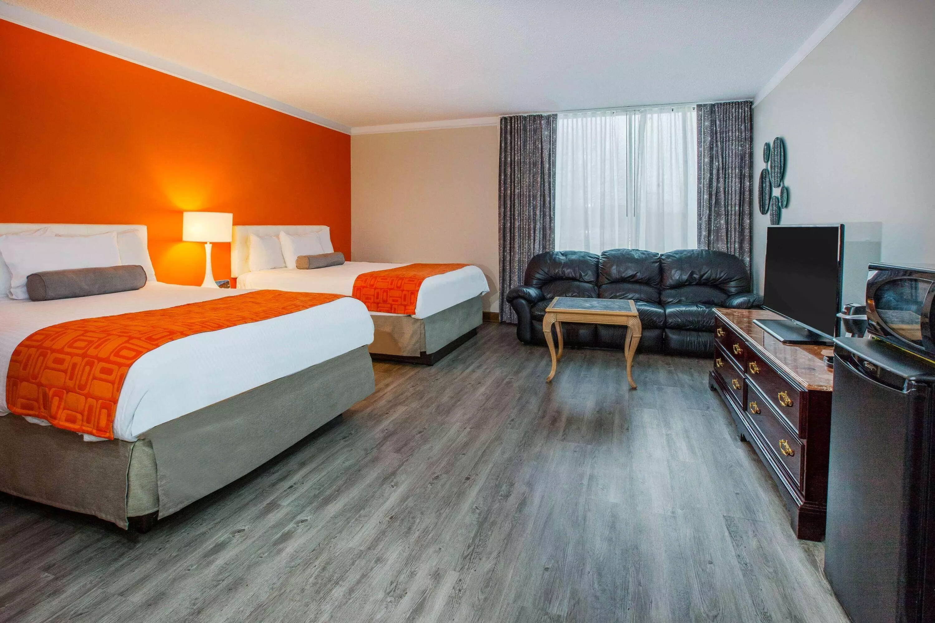 هتل Howard Johnson Plaza by Wyndham Windsor Windsor