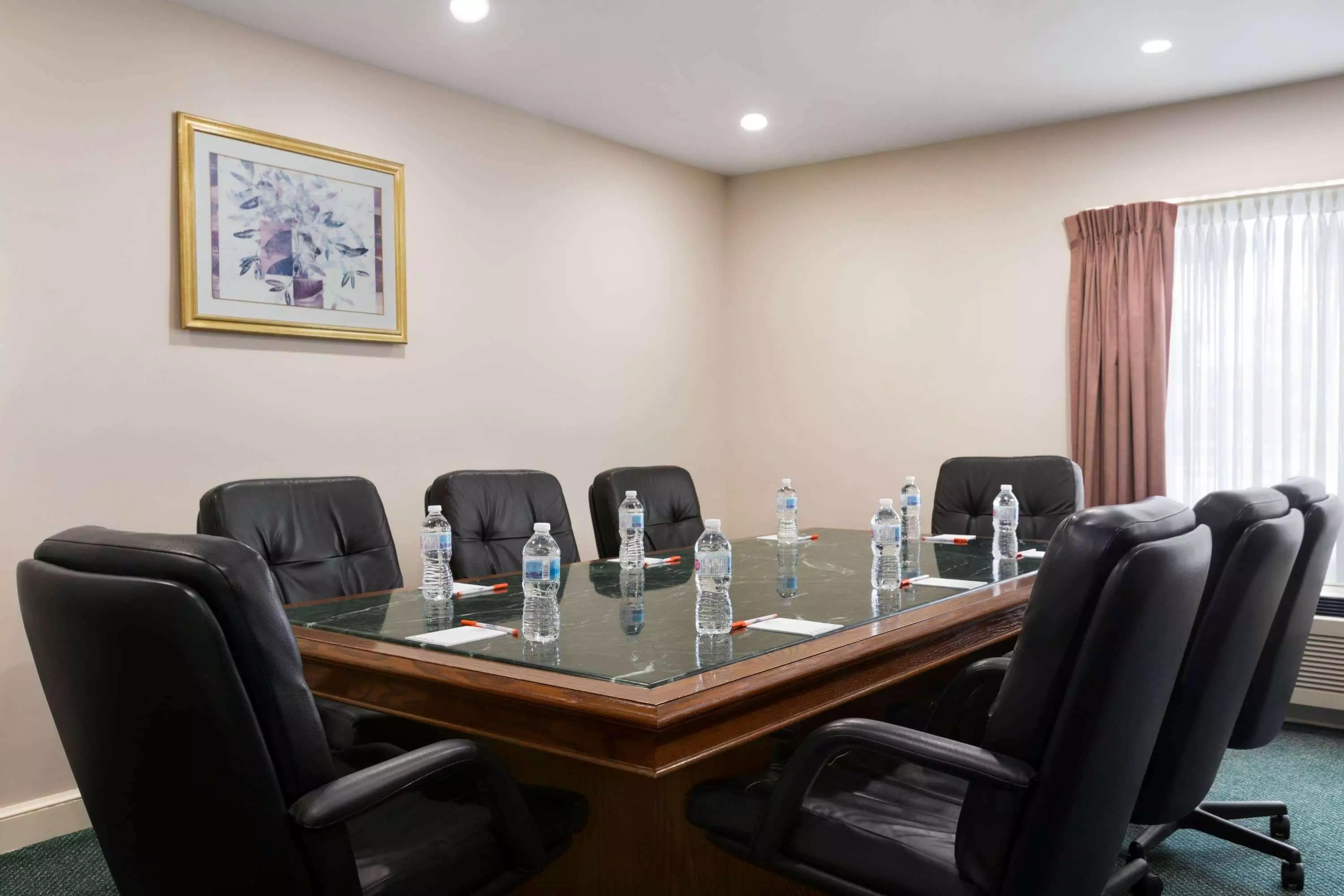 هتل Howard Johnson Plaza by Wyndham Windsor Windsor