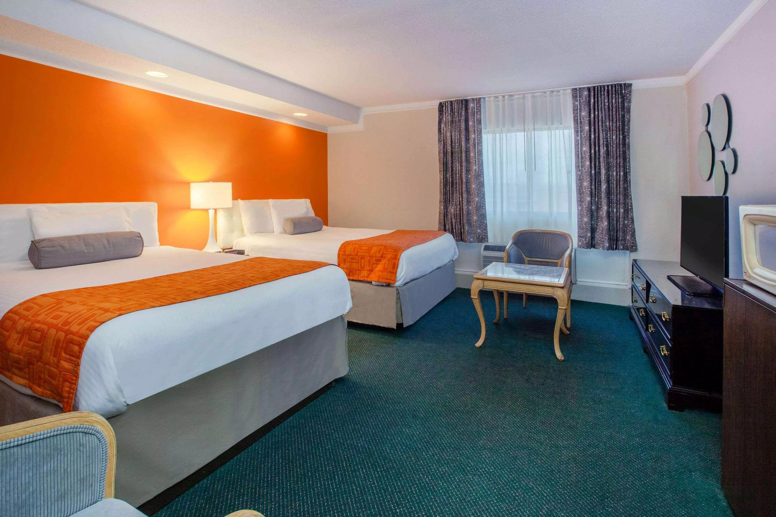 هتل Howard Johnson Plaza by Wyndham Windsor Windsor