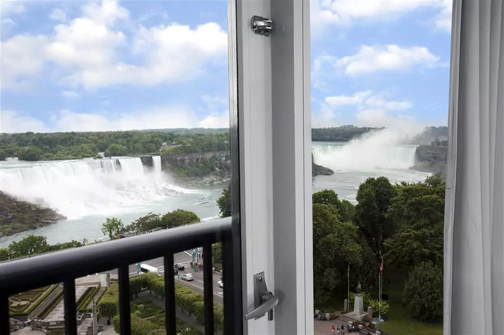 هتل Sheraton Fallsview Hotel آبشار نیاگارا