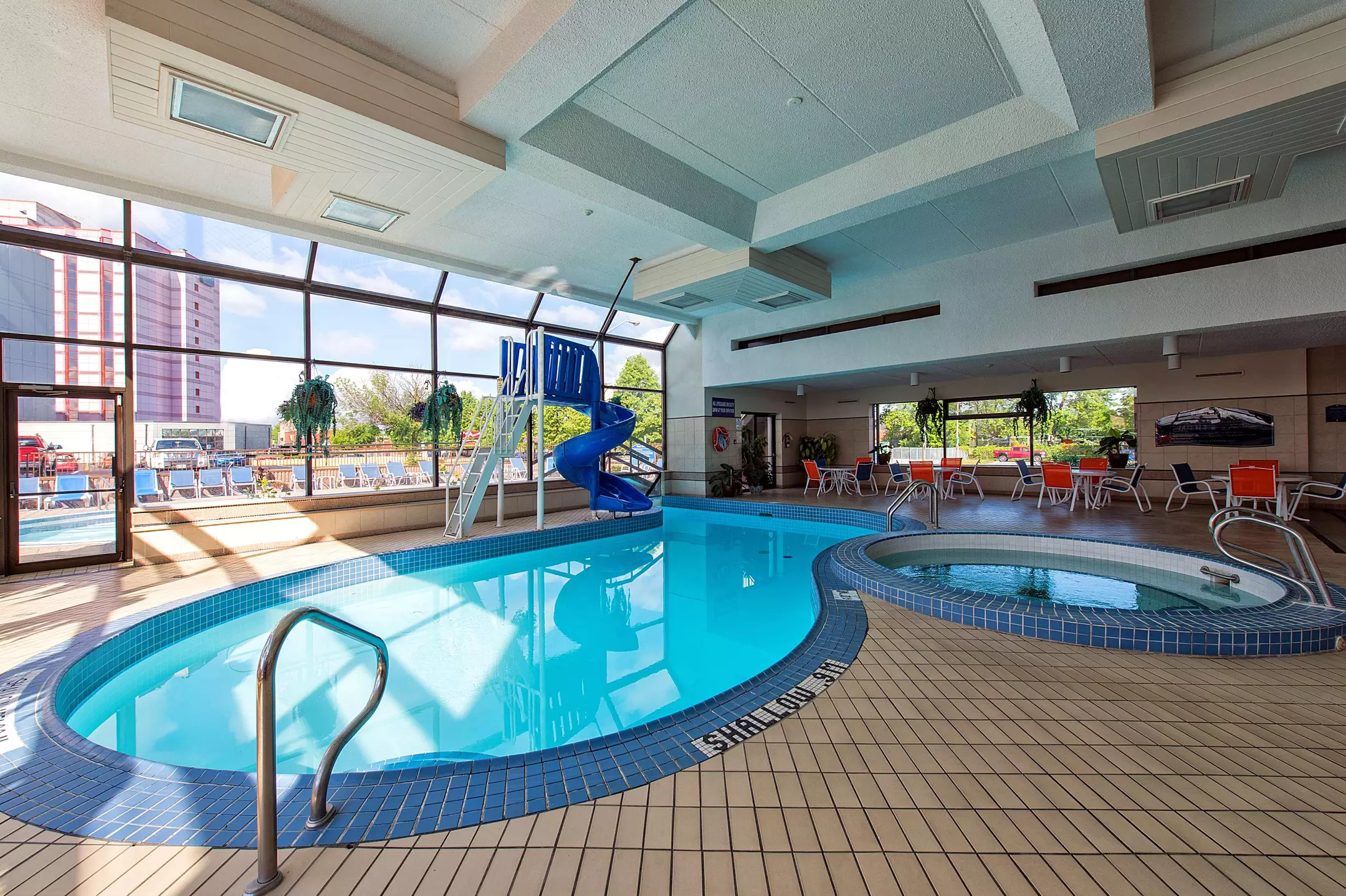 هتل Howard Johnson Plaza by Wyndham by the Falls / Niagara Falls آبشار نیاگارا