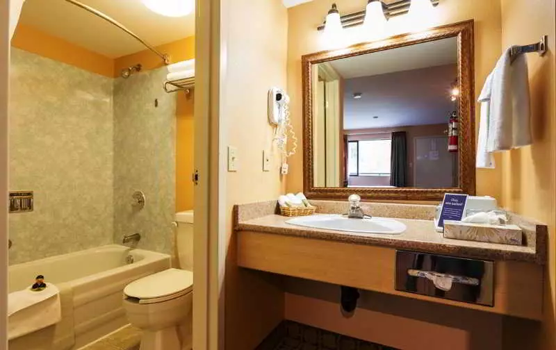 Alibaba https://cdn.alibaba.ir/ostorage/hotel-accommodation-images/6a105df1c86edf55f7248882_Kamloops-Accent-Inn-Kamloops-1.webp