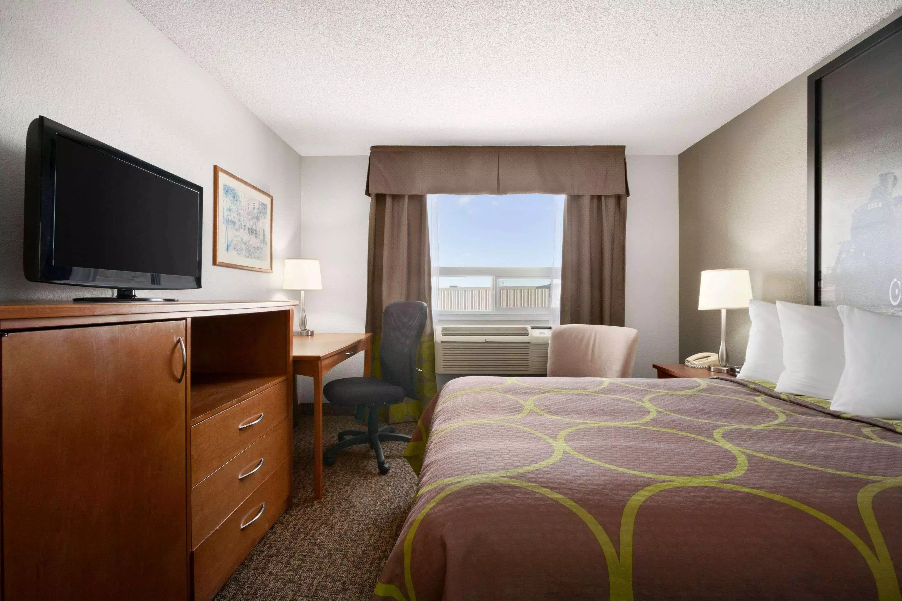 هتل Super 8 by Wyndham Regina Regina