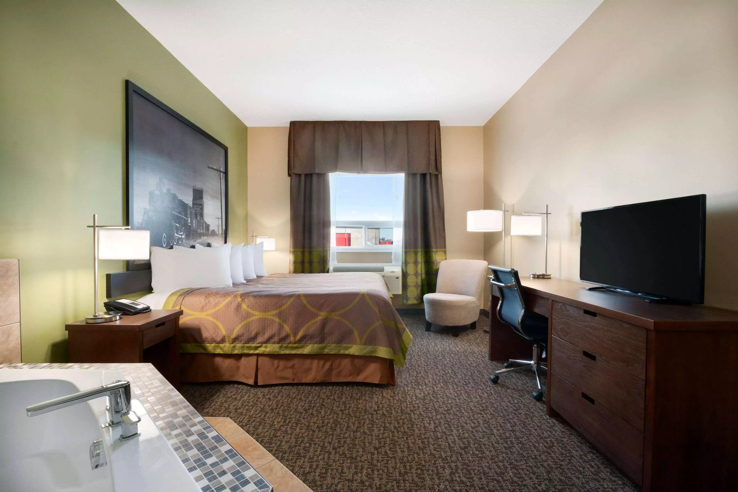 هتل Super 8 by Wyndham Regina Regina