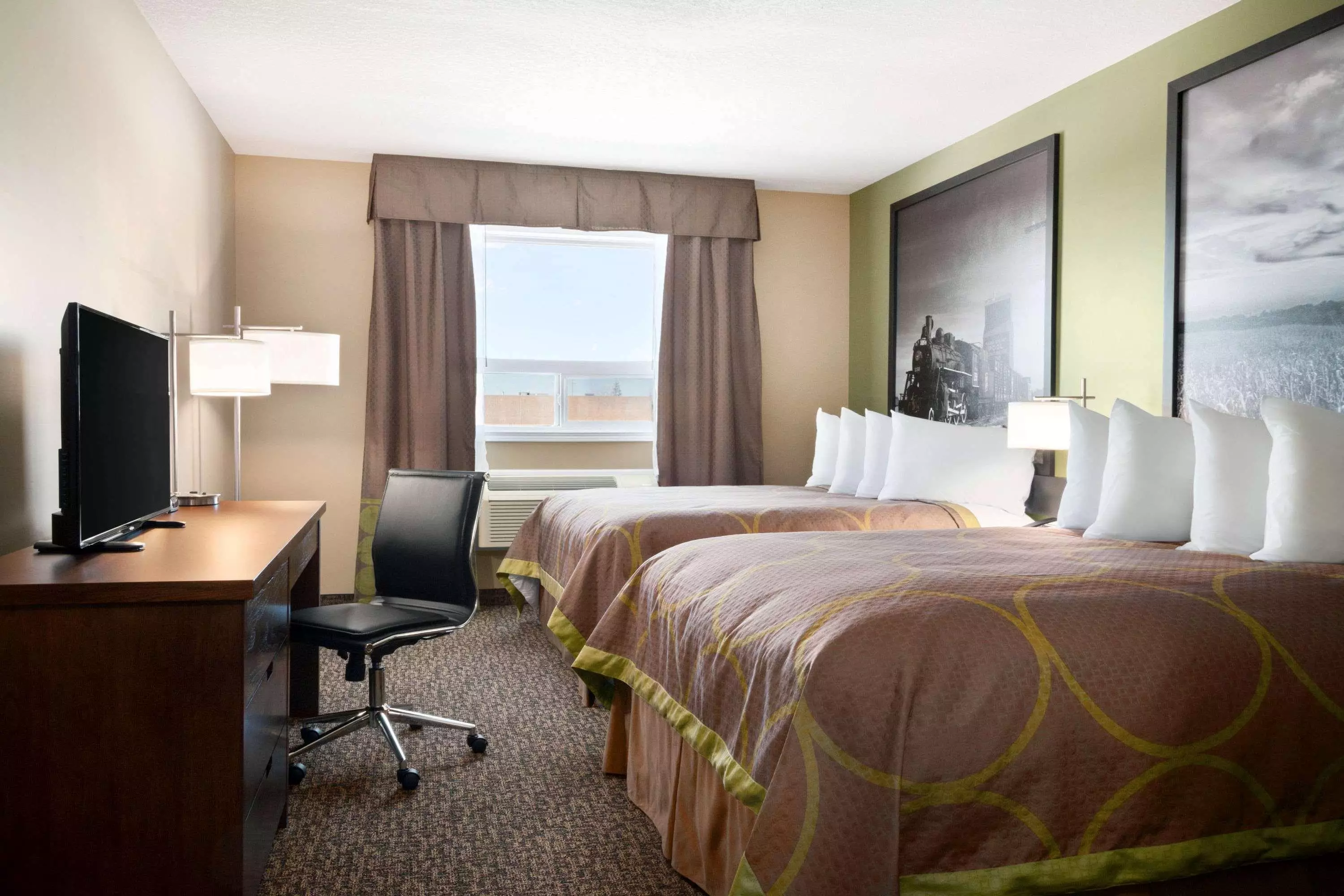 هتل Super 8 by Wyndham Regina Regina