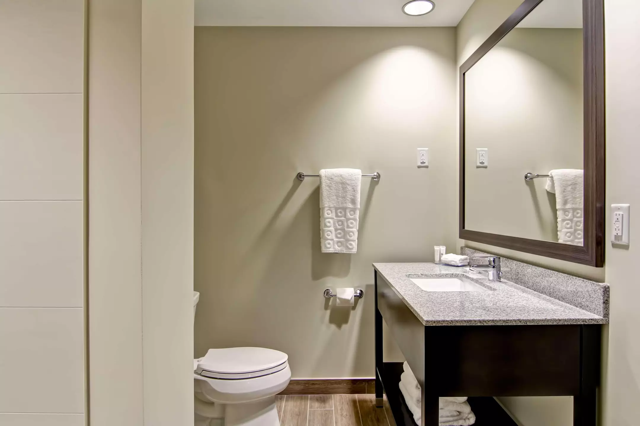 هتل Best Western London Airport Inn & Suites لندن
