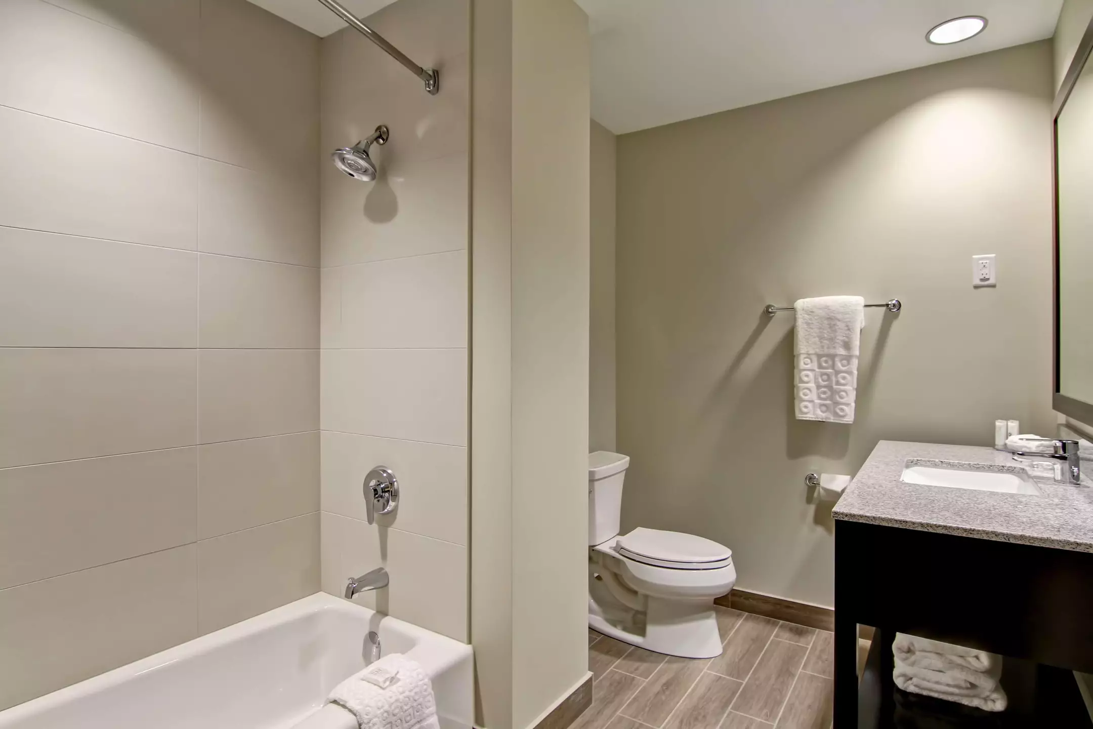 هتل Best Western London Airport Inn & Suites لندن
