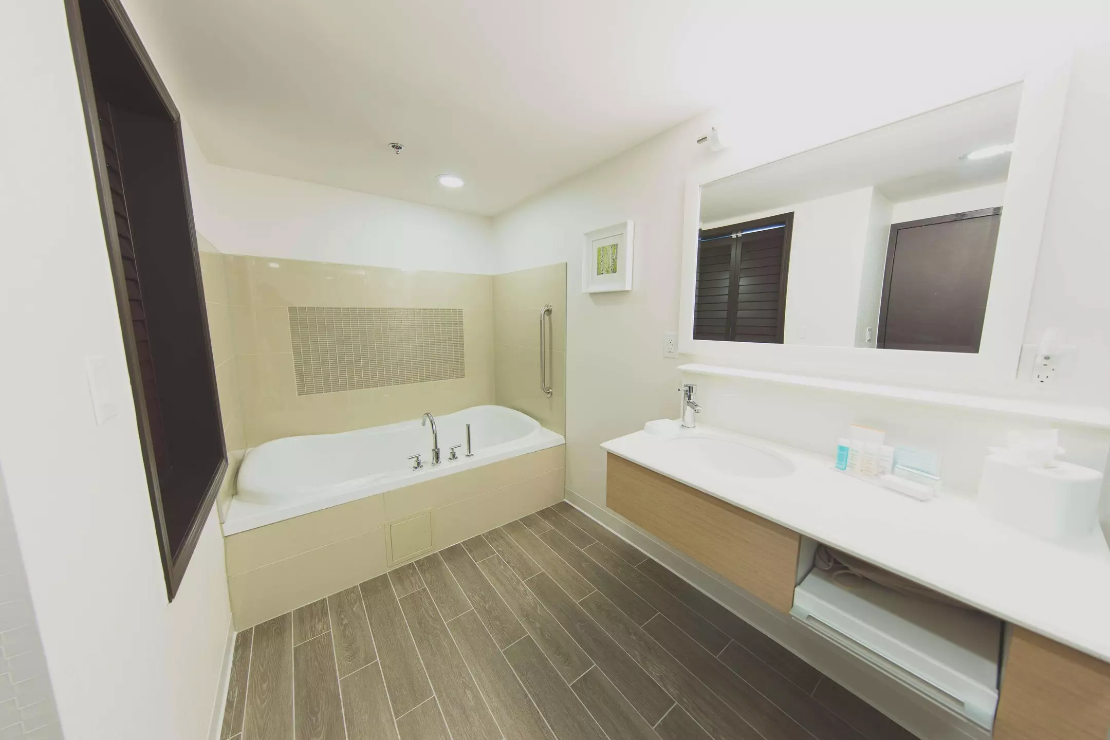 Alibaba https://cdn.alibaba.ir/ostorage/hotel-accommodation-images/6a108590c86edf55f724a56e_Bolton-Hampton-Inn--Suites-by-Hilton-Bolton-1.webp