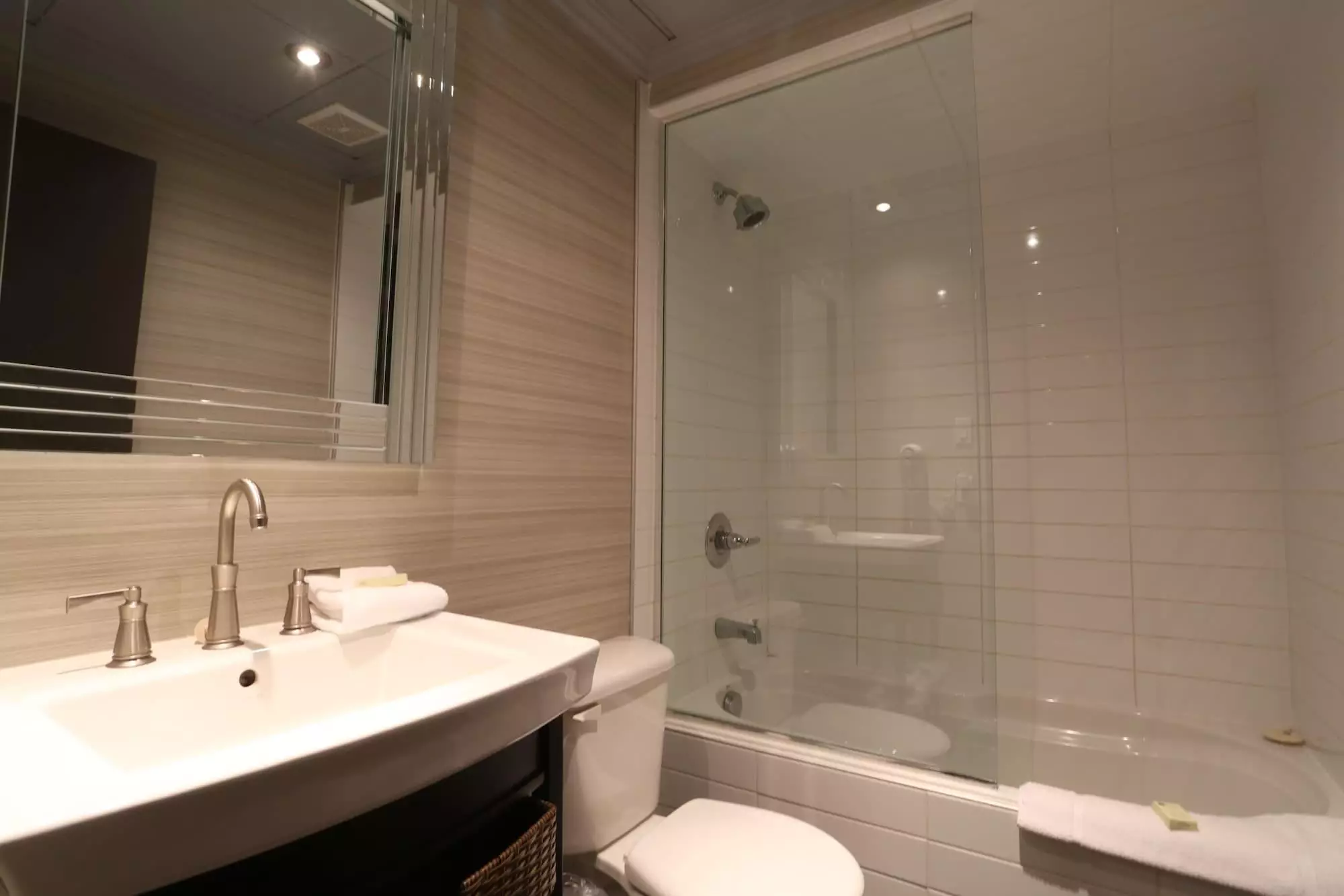Alibaba https://cdn.alibaba.ir/ostorage/hotel-accommodation-images/6a10996ac86edf55f724b4a2_Montreal-Hotel-Le-Chablis-1.webp
