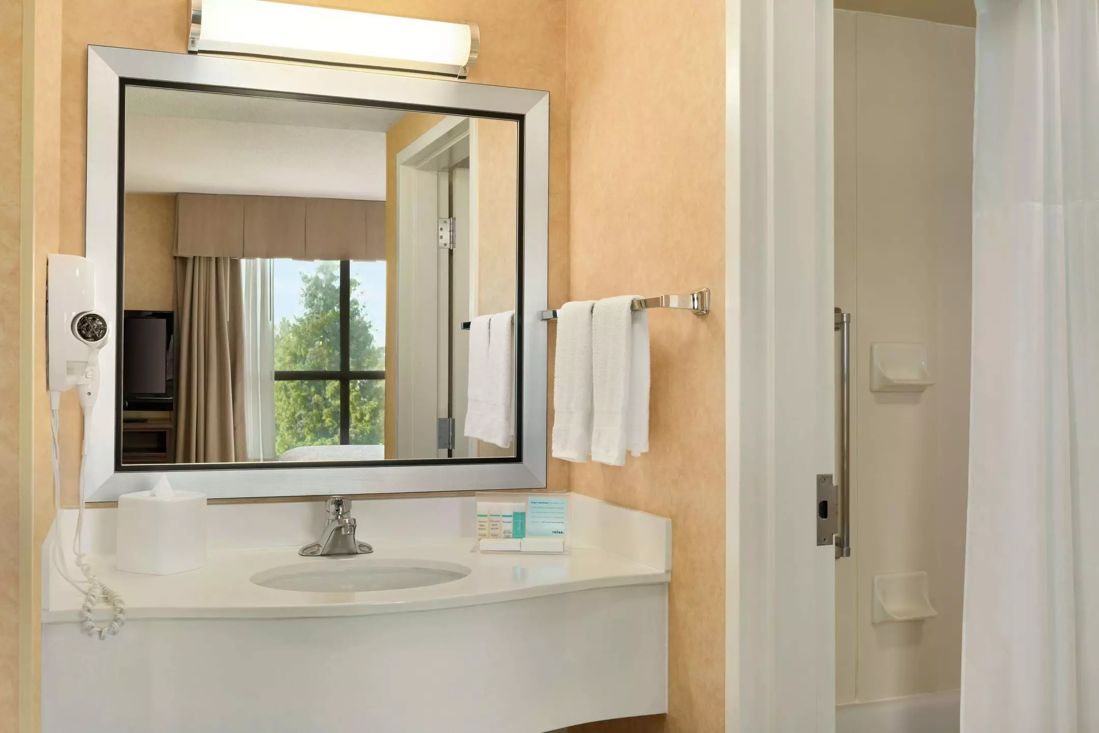 هتل Hampton Inn & Suites by Hilton Langley-Surrey Surrey