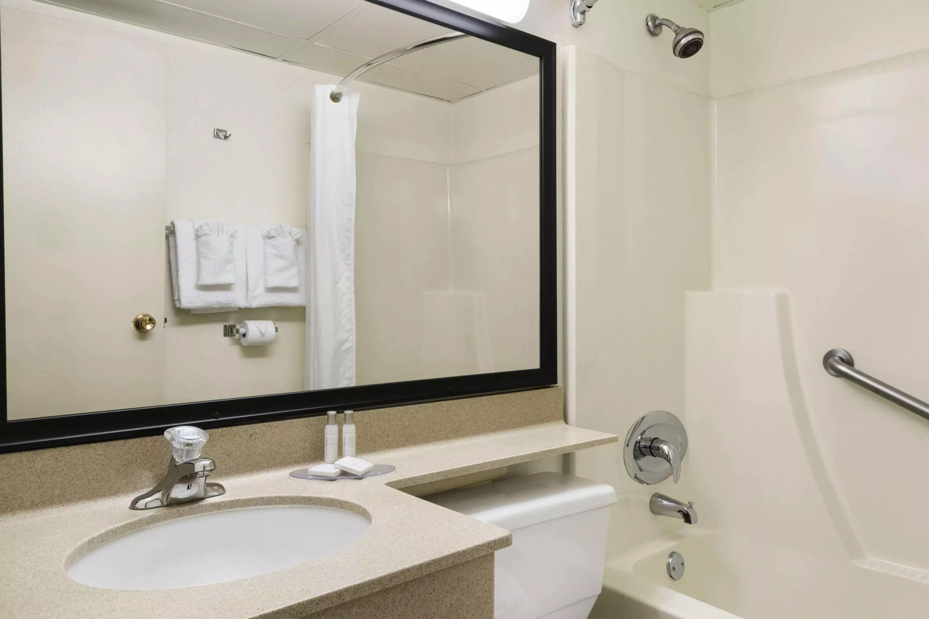 هتل Travelodge by Wyndham Edmonton South Edmonton