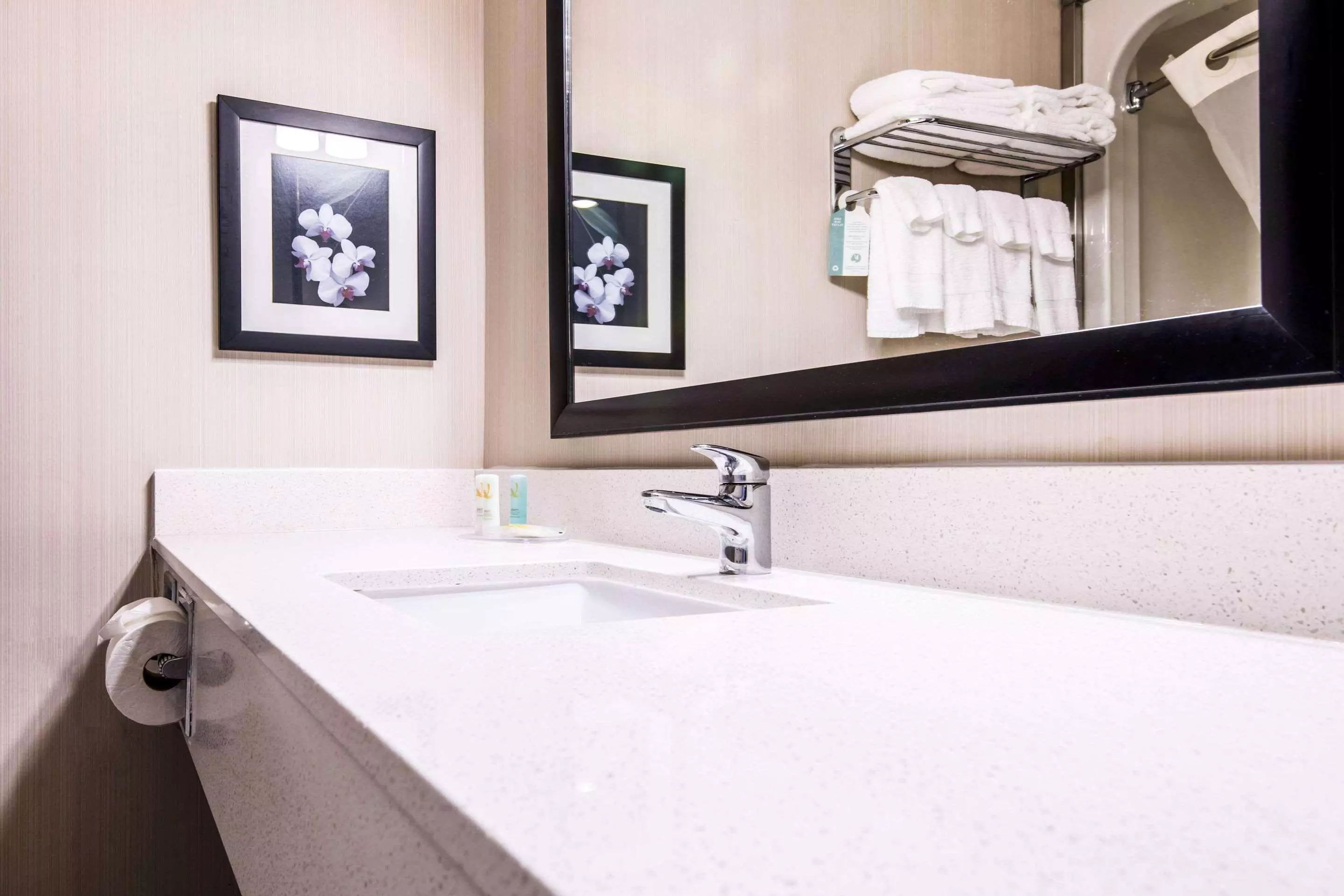 هتل Quality Inn Airport West Mississauga
