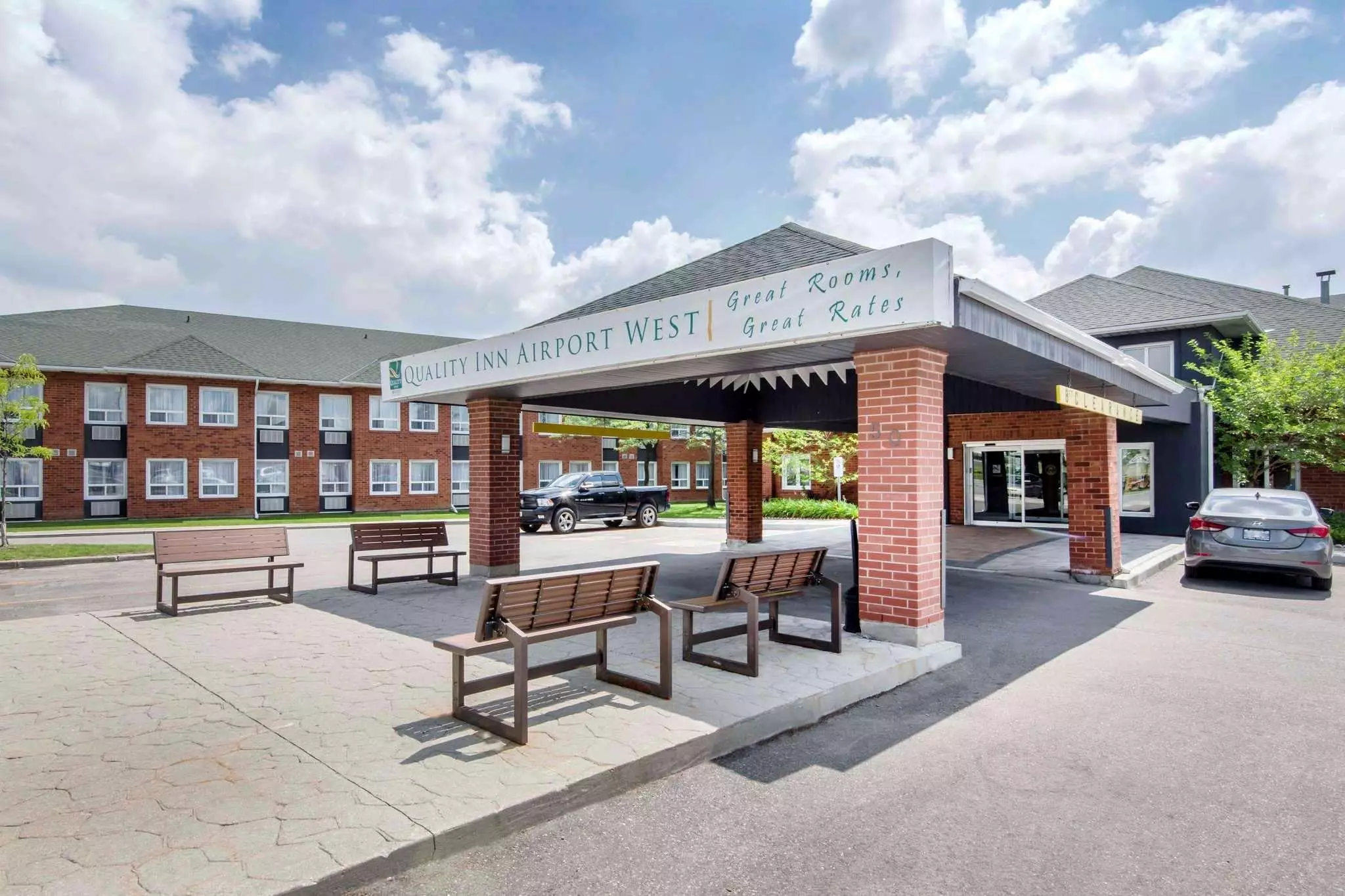 هتل Quality Inn Airport West Mississauga