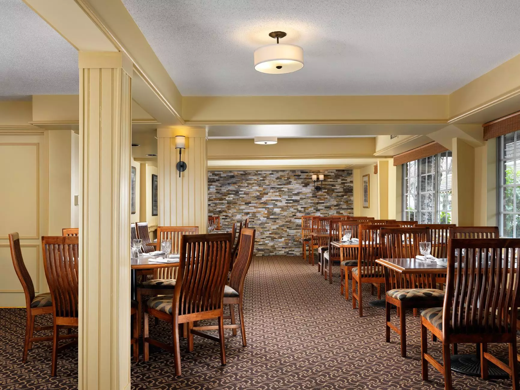 هتل Royal Scot Hotel & Suites ویکتوریا