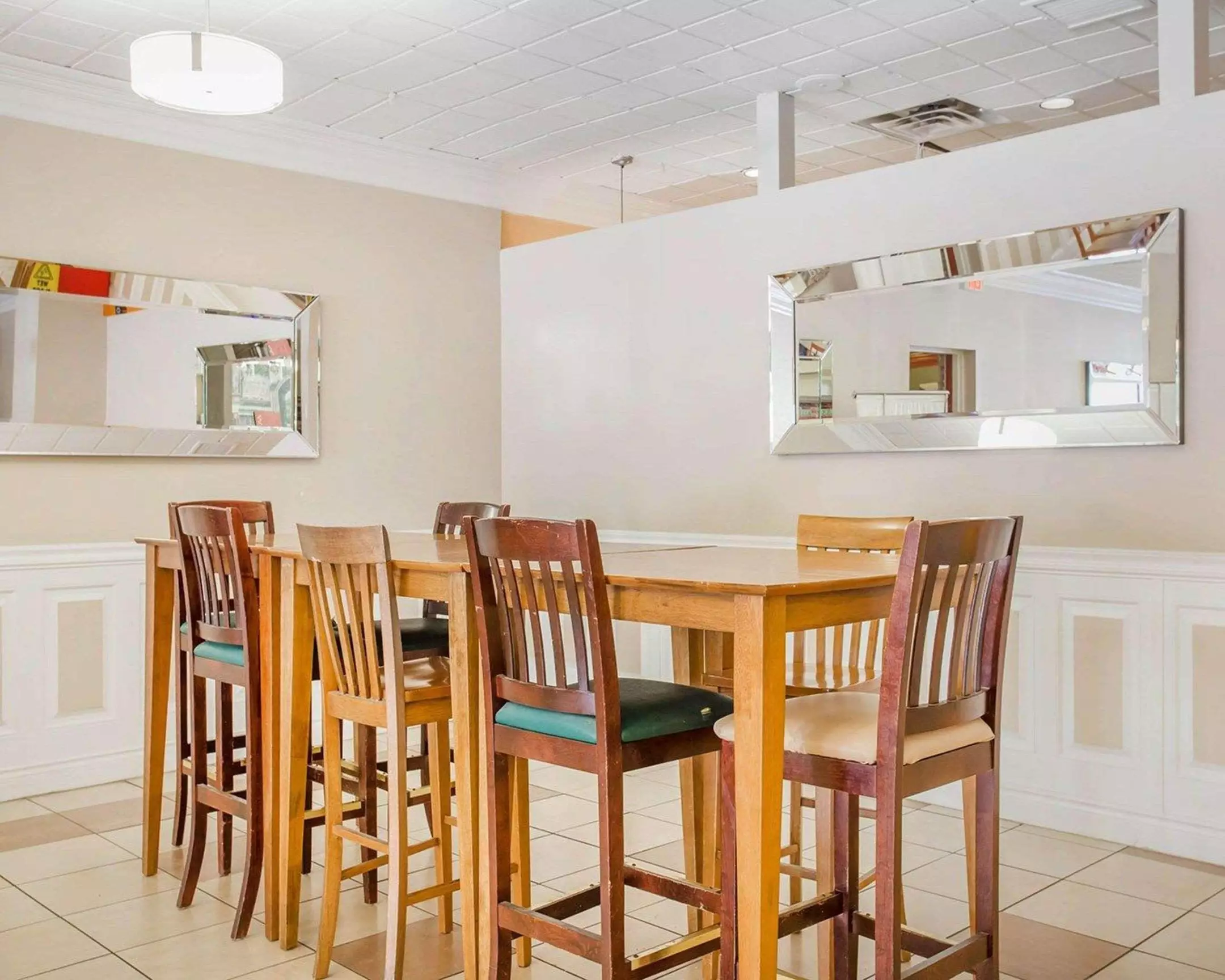 هتل Comfort Inn Toronto Airport Mississauga