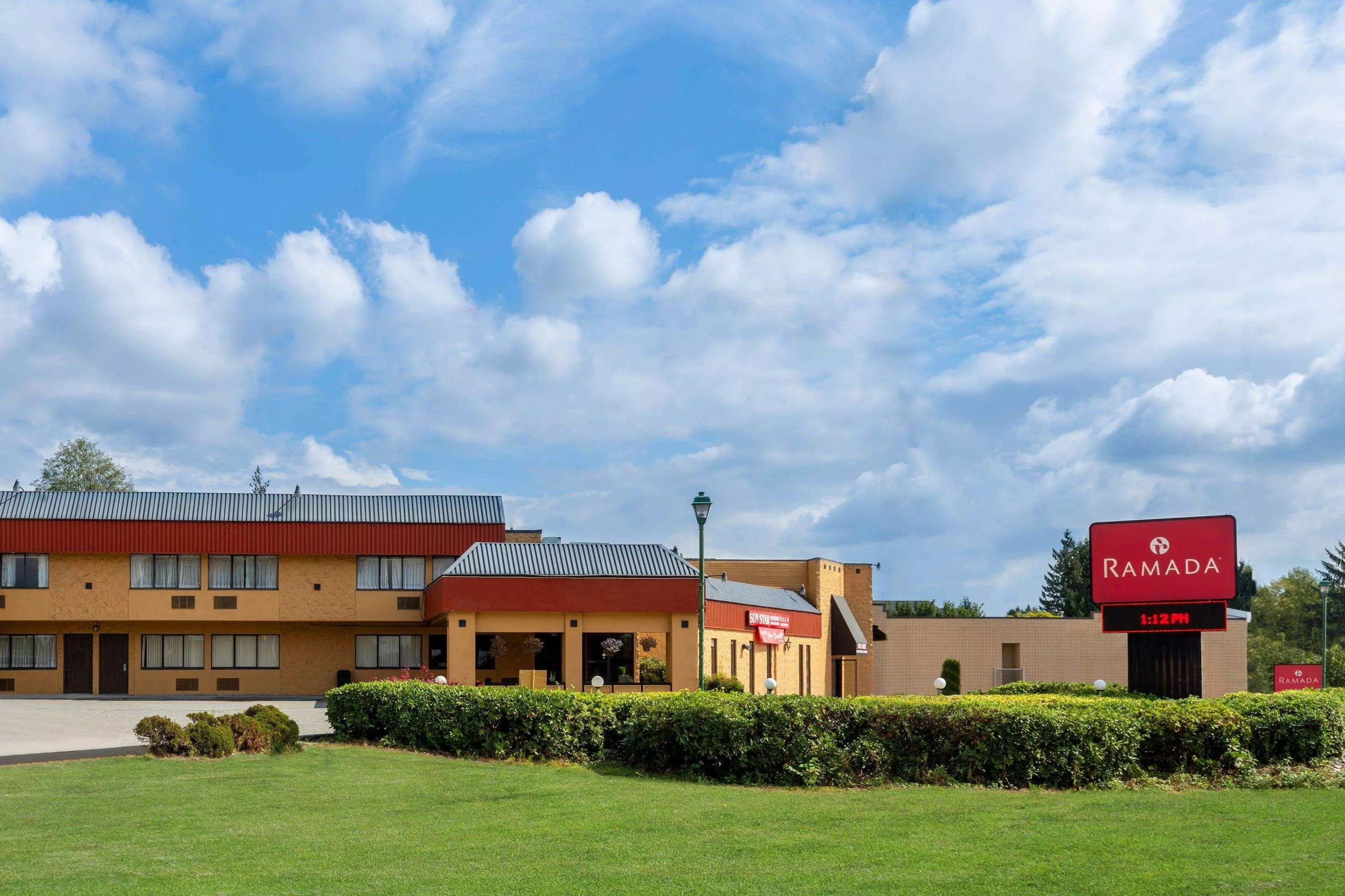 هتل Ramada by Wyndham Coquitlam Coquitlam