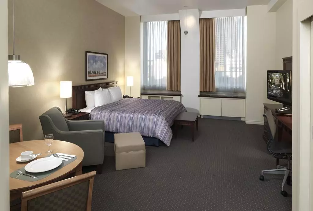 هتل Le Square Phillips Hôtel & Suites مونترال