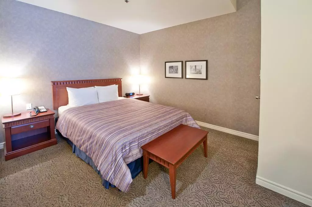 هتل Le Square Phillips Hôtel & Suites مونترال