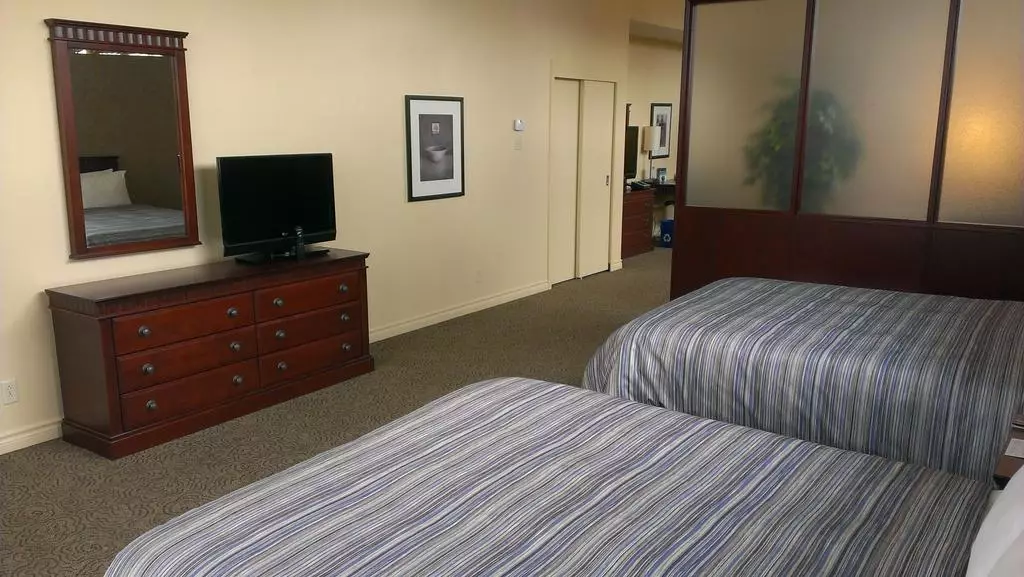 هتل Le Square Phillips Hôtel & Suites مونترال