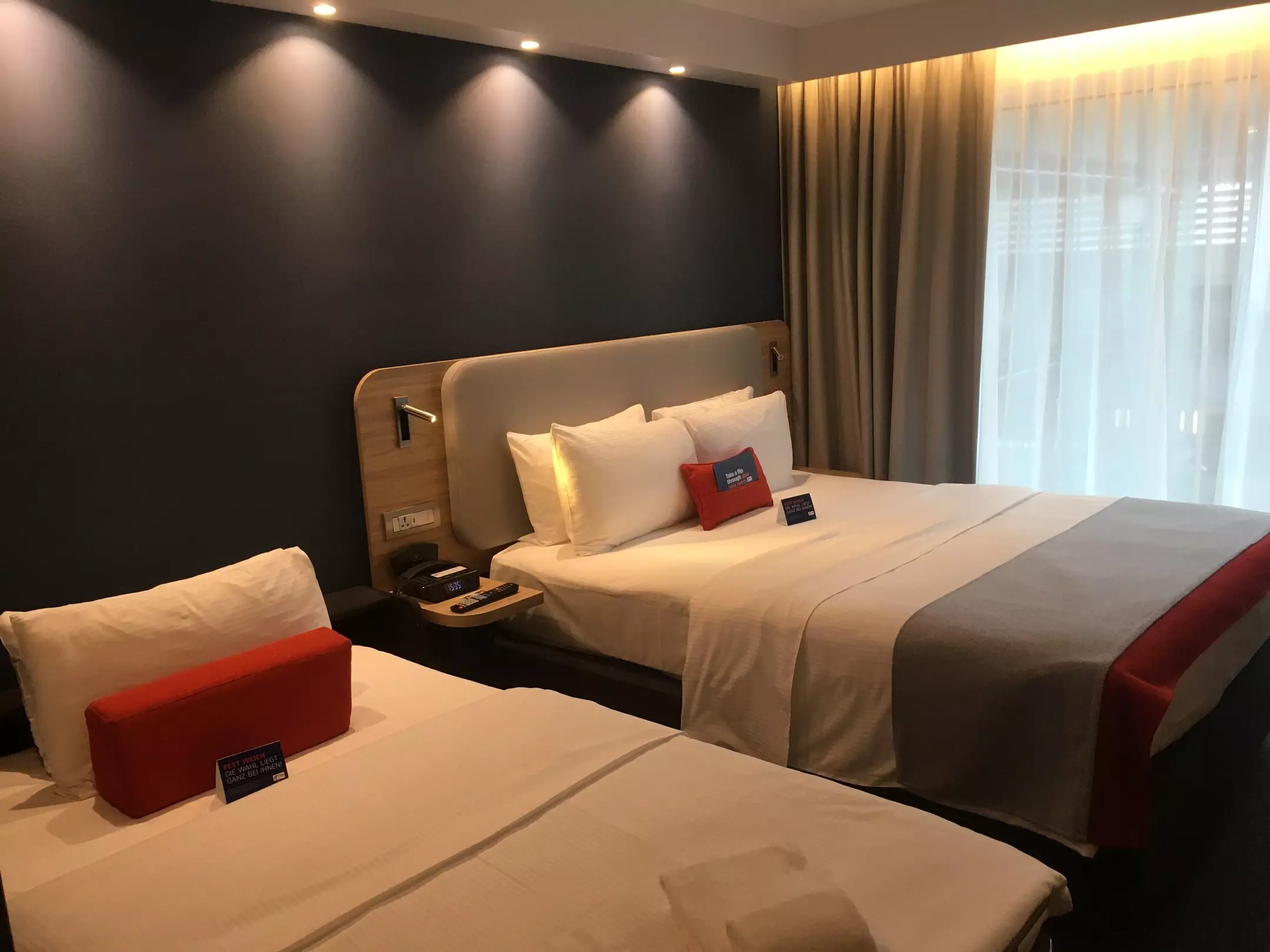 Alibaba https://cdn.alibaba.ir/ostorage/hotel-accommodation-images/6a1171cbc86edf55f72551cf_Zurich-Holiday-Inn-Express-Z-rich-Airport-1.webp