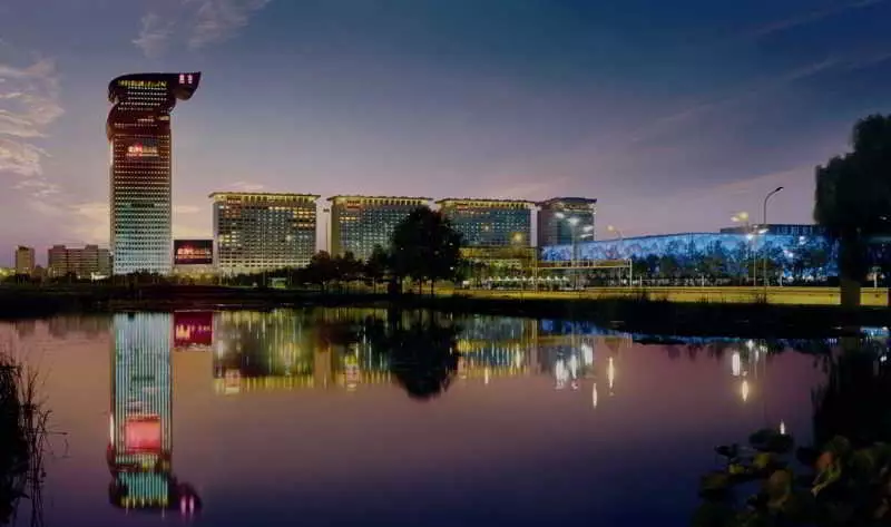 Alibaba https://cdn.alibaba.ir/ostorage/hotel-accommodation-images/6a120c2f61ec039ef7632872_Beijing-Pangu-7-Star-Hotel-Beijing-1.webp