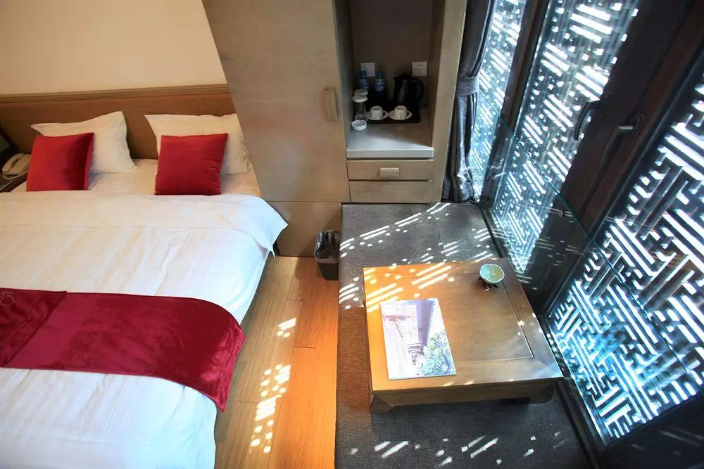 Alibaba https://cdn.alibaba.ir/ostorage/hotel-accommodation-images/6a123cfc61ec039ef7634ac5_Beijing-Shichahai-Shadow-Art-Performance-Hotel-1.webp