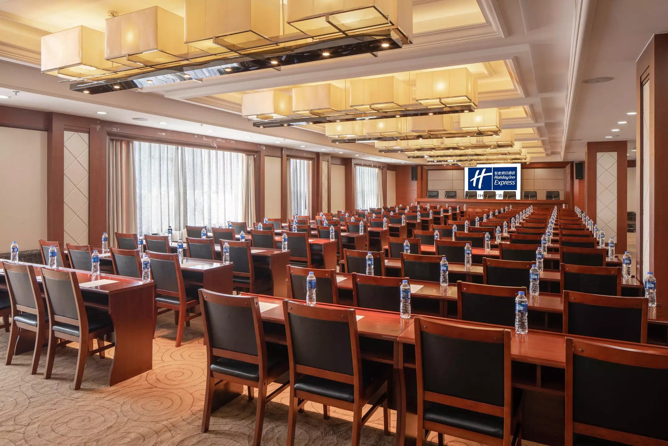 هتل Holiday Inn Express Luoyang City Center Luoyang