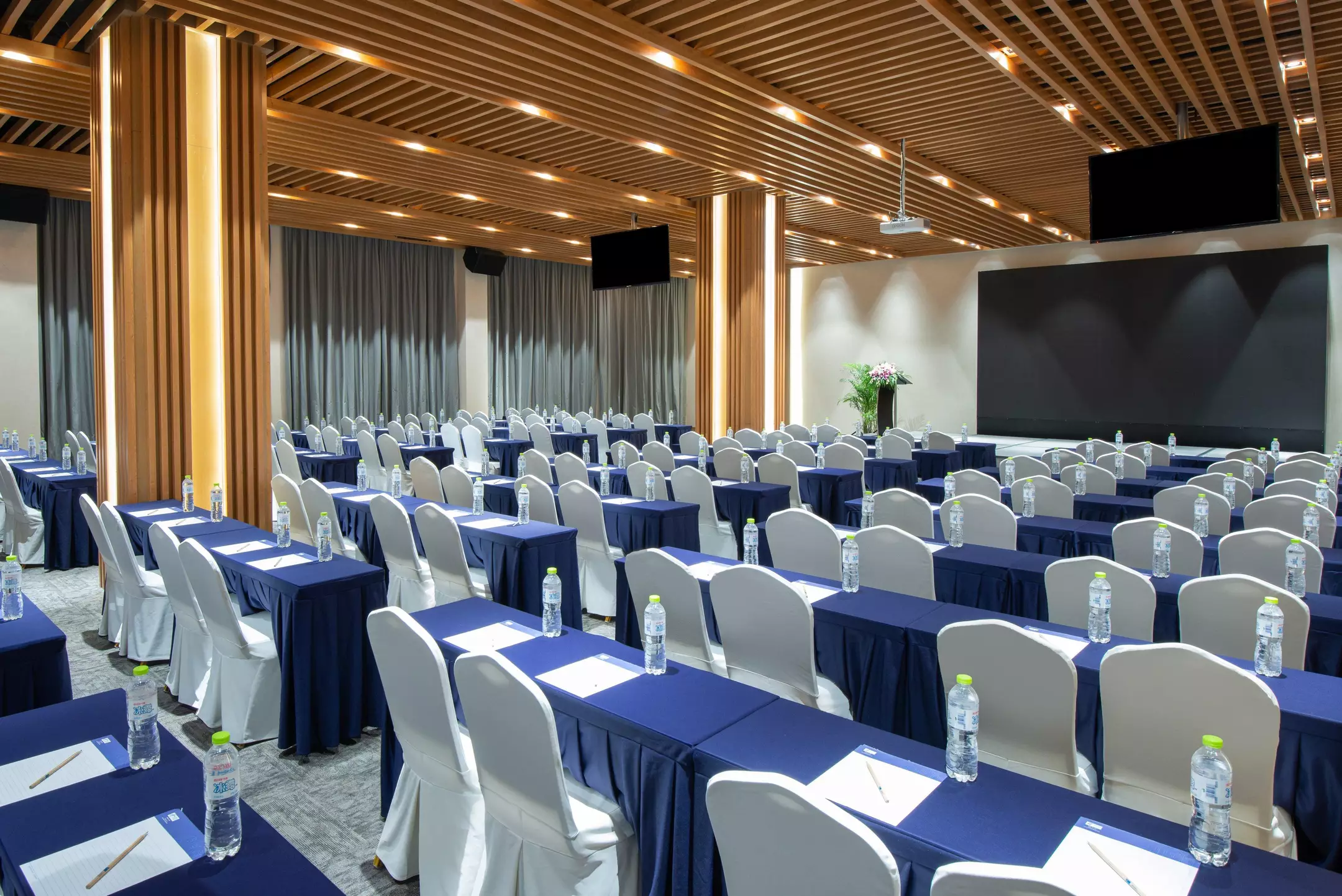 هتل Holiday Inn Express Chengdu Huanhuaxi Chengdu