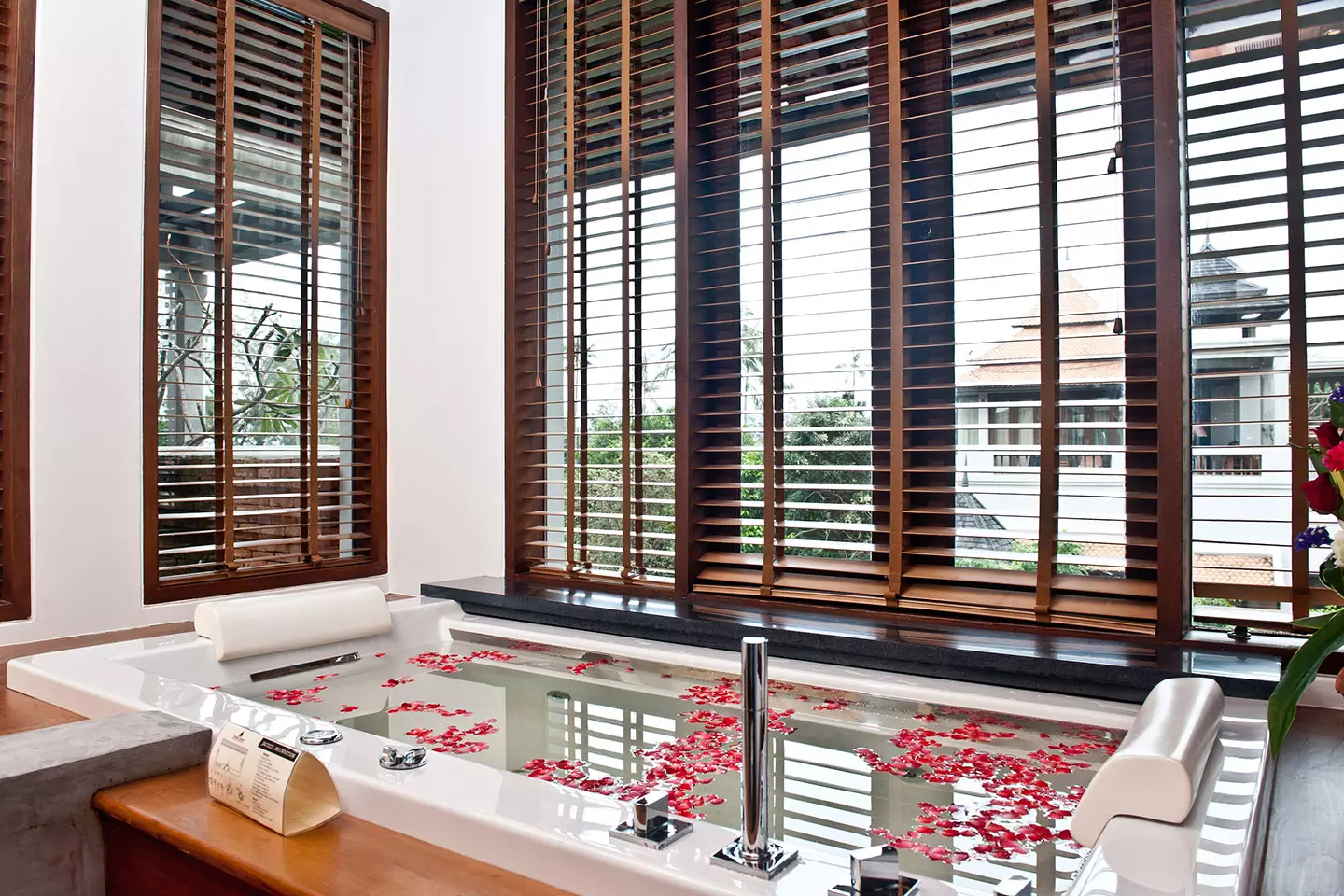 هتل Royal Muang Samui Villas Choeng Mon Beach